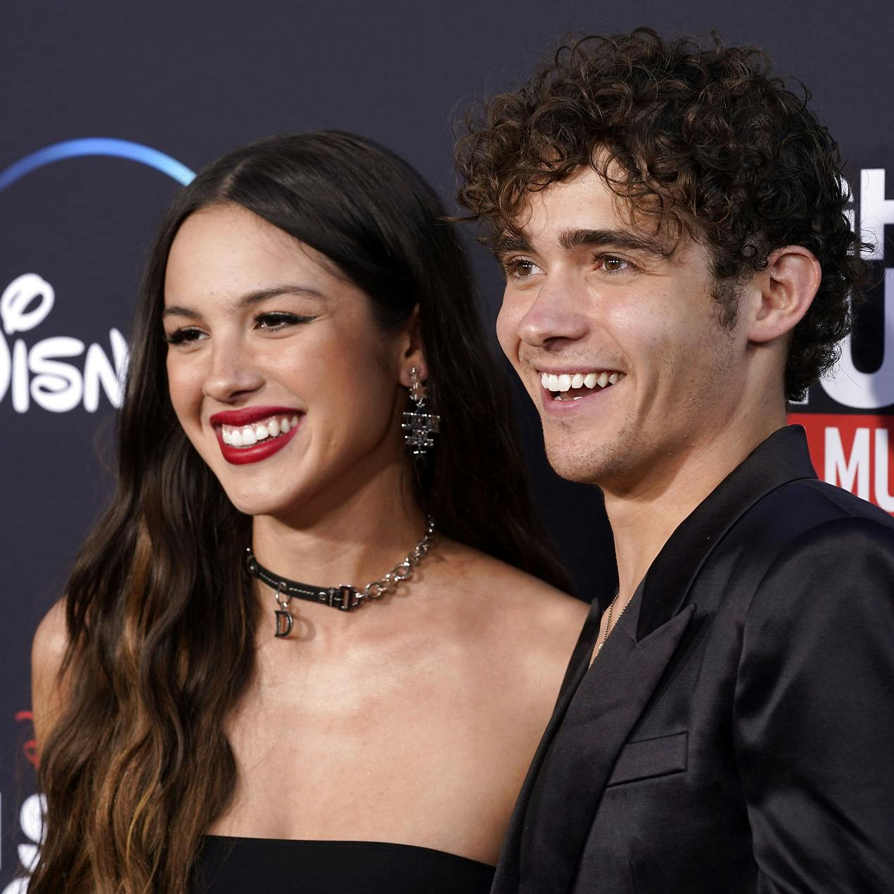 Olivia Rodrigo og Joshua Bassett sammen på den røde løber.