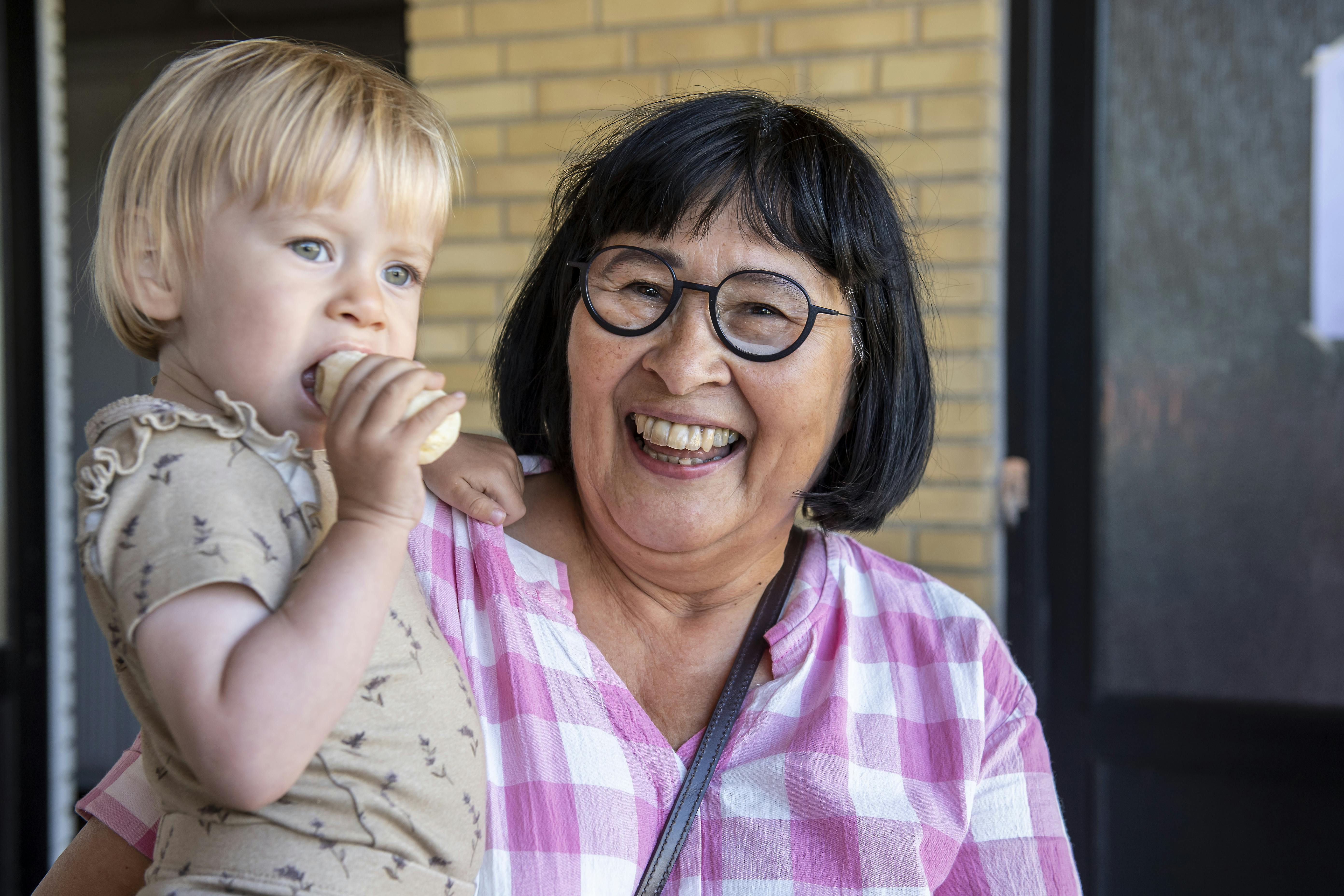 Svigermor Rosa Kildahl med barnebarnet Frida på armen.&nbsp;
