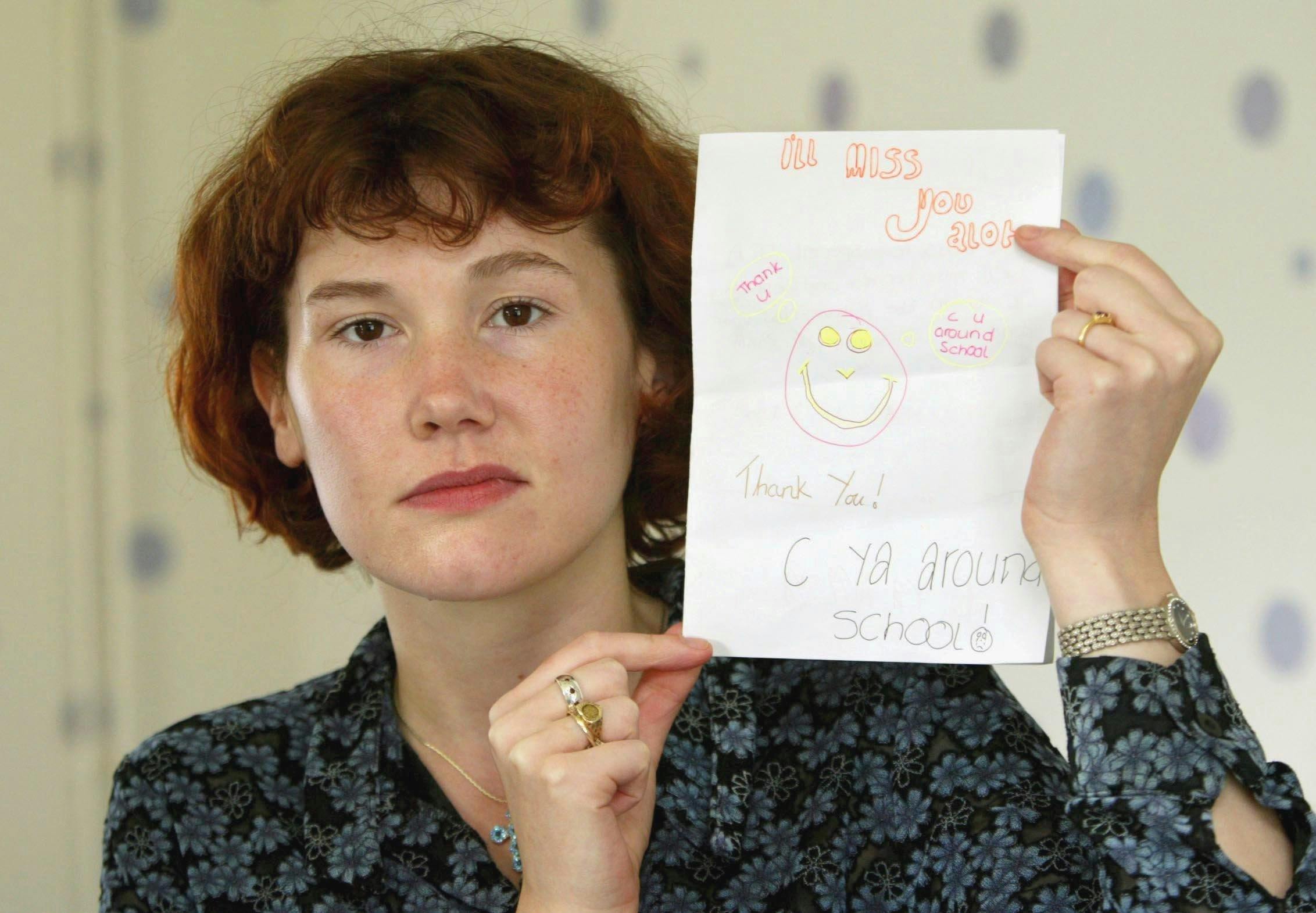 Maxine Carr var hjælpelærer og havde fået dette brev af Holly. Maxine viste brevet frem i de dage, hvor ingen vidste, hvor pigerne var. Om Maxine på det tidspunkt var klar over, at hendes kæreste havde slået pigerne ihjel, er aldrig kommet frem.