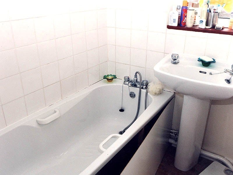 Skolepedellen hævdede, at Holly ved et uheld var druknet i dette badekar, da han havde hjulpet hende med at stoppe hendes næseblod.