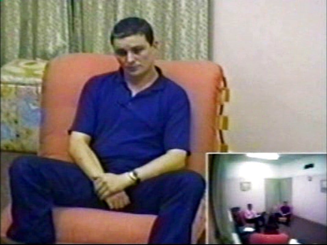 Den 16. august 2002 blev Ian Huntley afhørt i cirka syv timer af politiet. Han forklarede, at han havde set pigerne, men fastholdt, at han ikke havde rørt ved dem.
