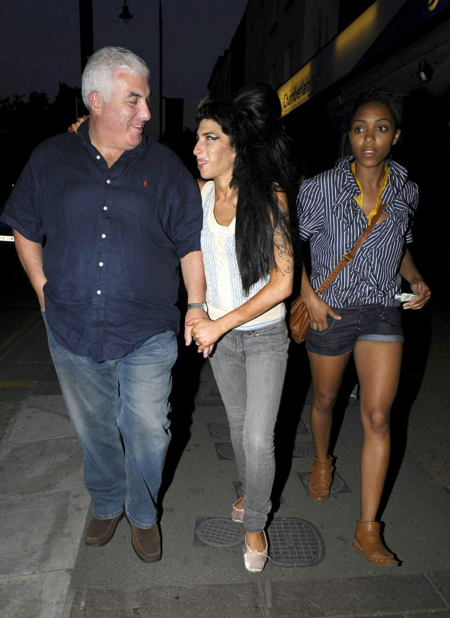 Amy Winehouse med sin far Mitch. Efter sangerindens død blev han portrætteret i dokumentaren "Amy" fra 2015. Selv fortalte han siden, at filmen satte ham i det værst tænkelige lys. Han medvirkede sidste år i "Reclaiming Amy" på BBC, da 10-året for he