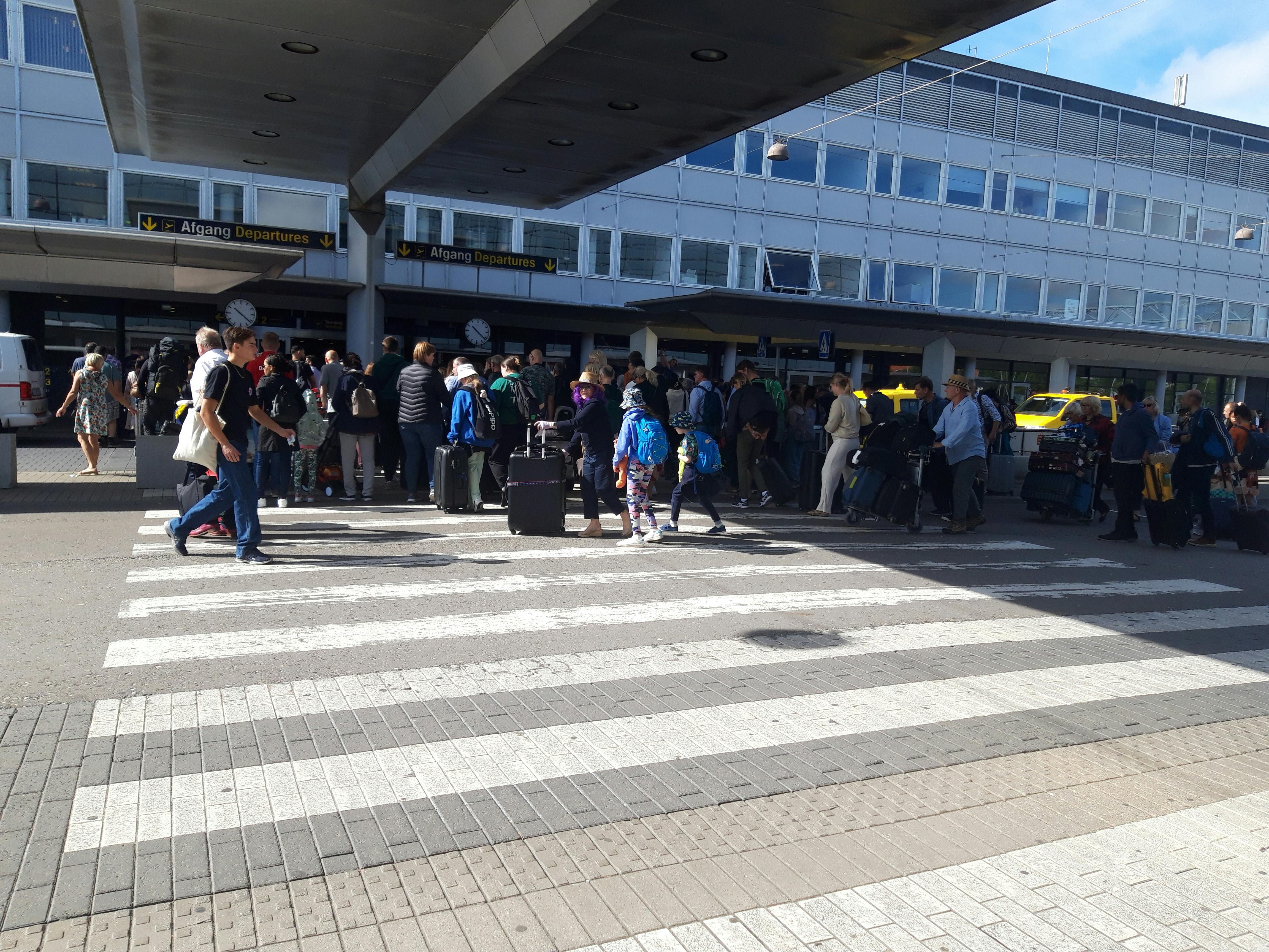 Der var kaos i lufthavnen, da den svenske mand var skyld i stor bombeaktion.