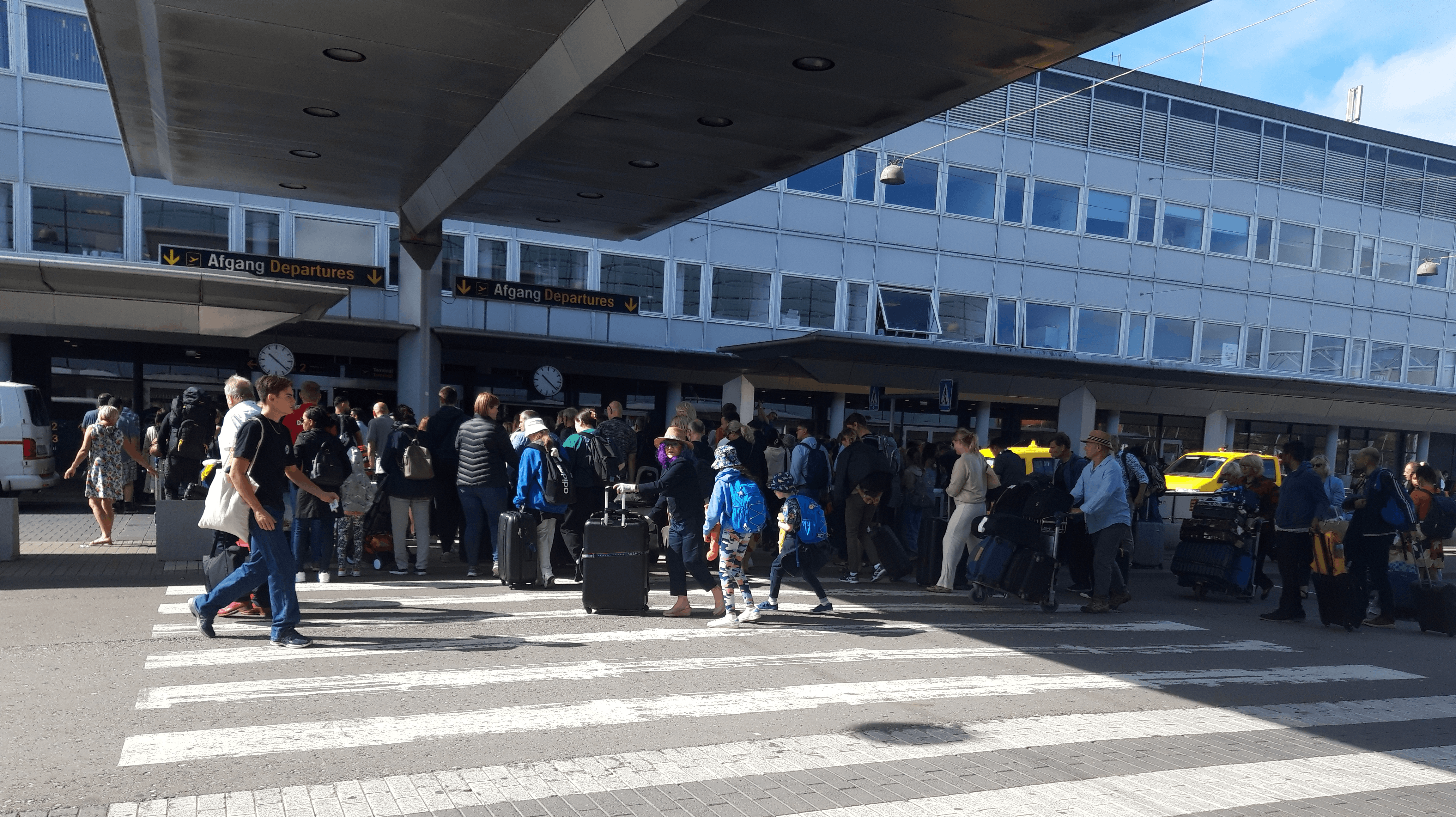 Der var kaos i lufthavnen, da den svenske mand var skyld i stor bombeaktion.