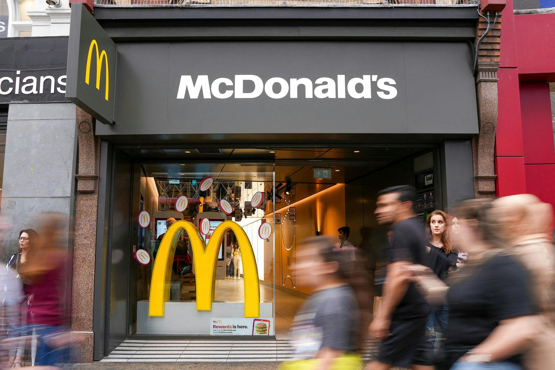 McDonald's smider unge kunder ud