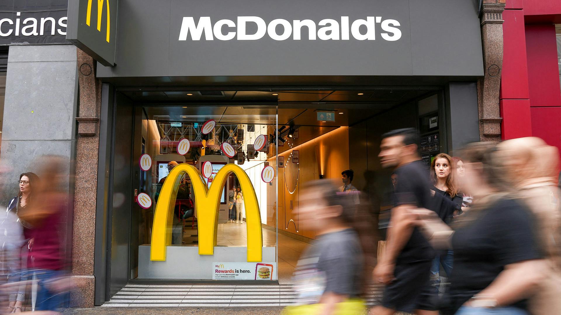 McDonald's smider unge kunder ud