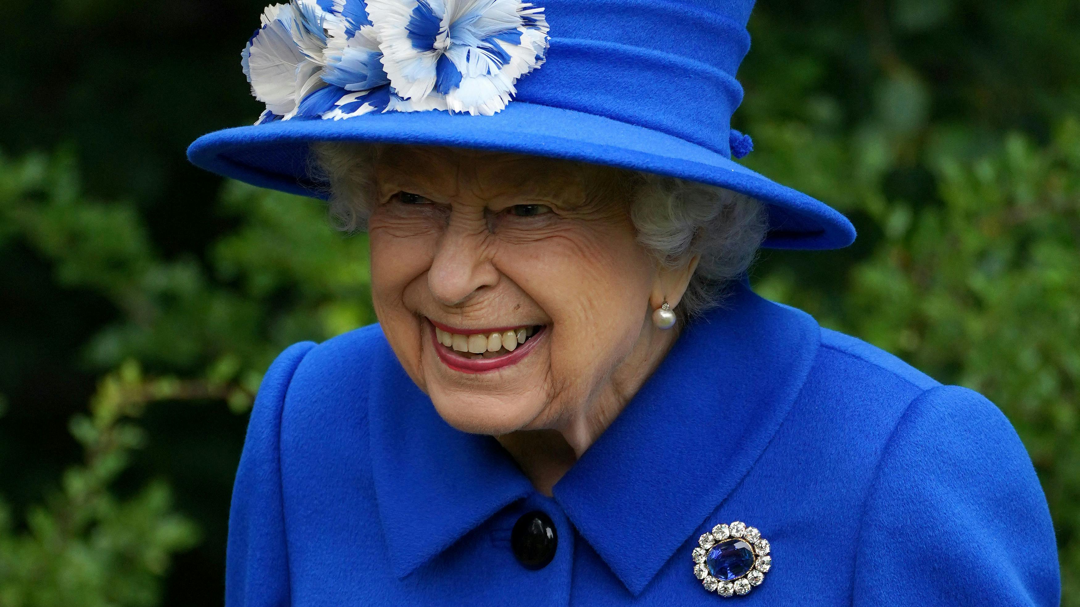 Kilauea Mountain Skilt tyfon Dronning Elizabeth hylder Englands fodboldkvinder | SE og HØR