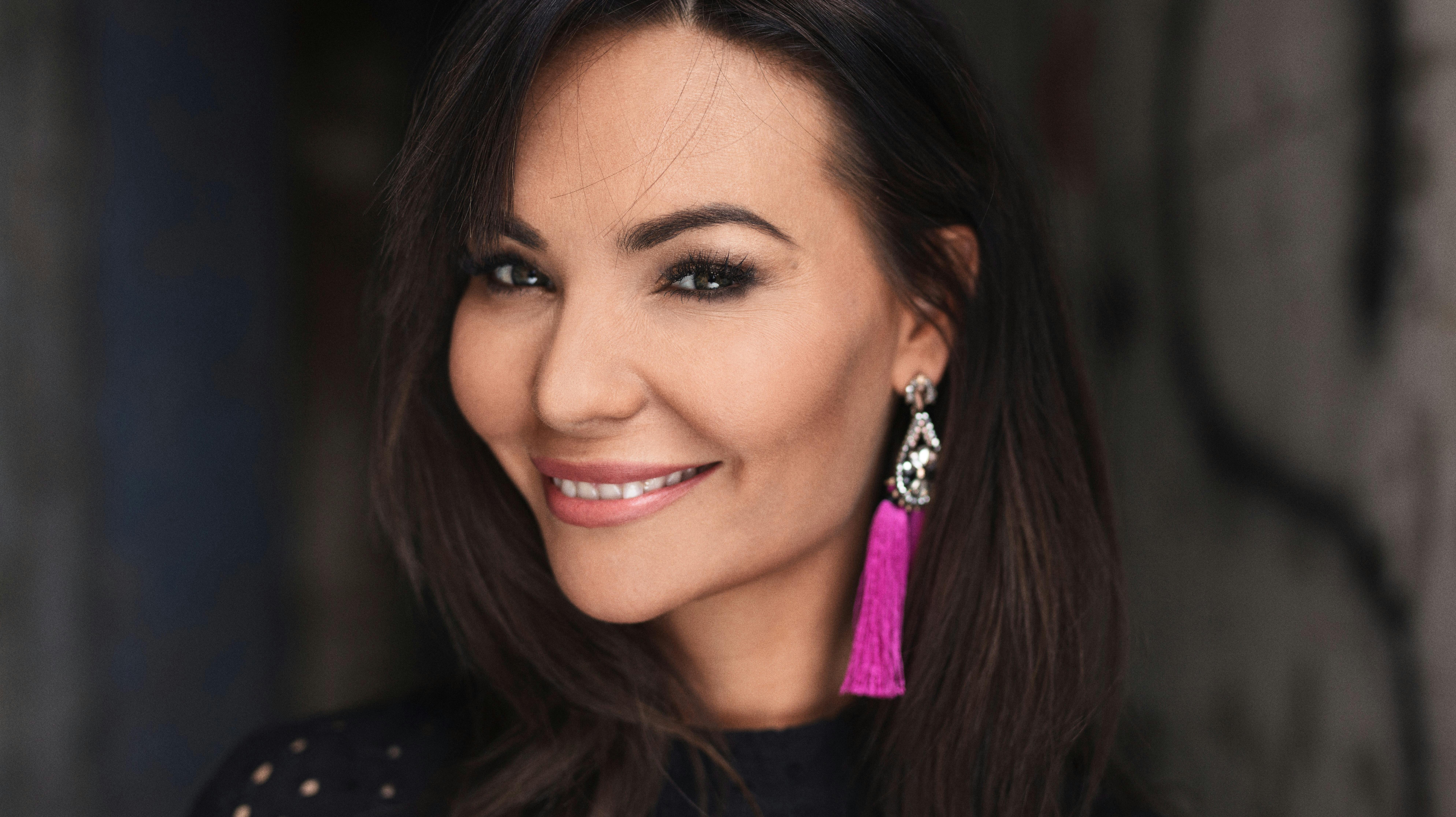 Mascha Vang har en håndfuld forliste forhold i bagagen. I morgen siger hun ja til Troels Krohn Dehli. 