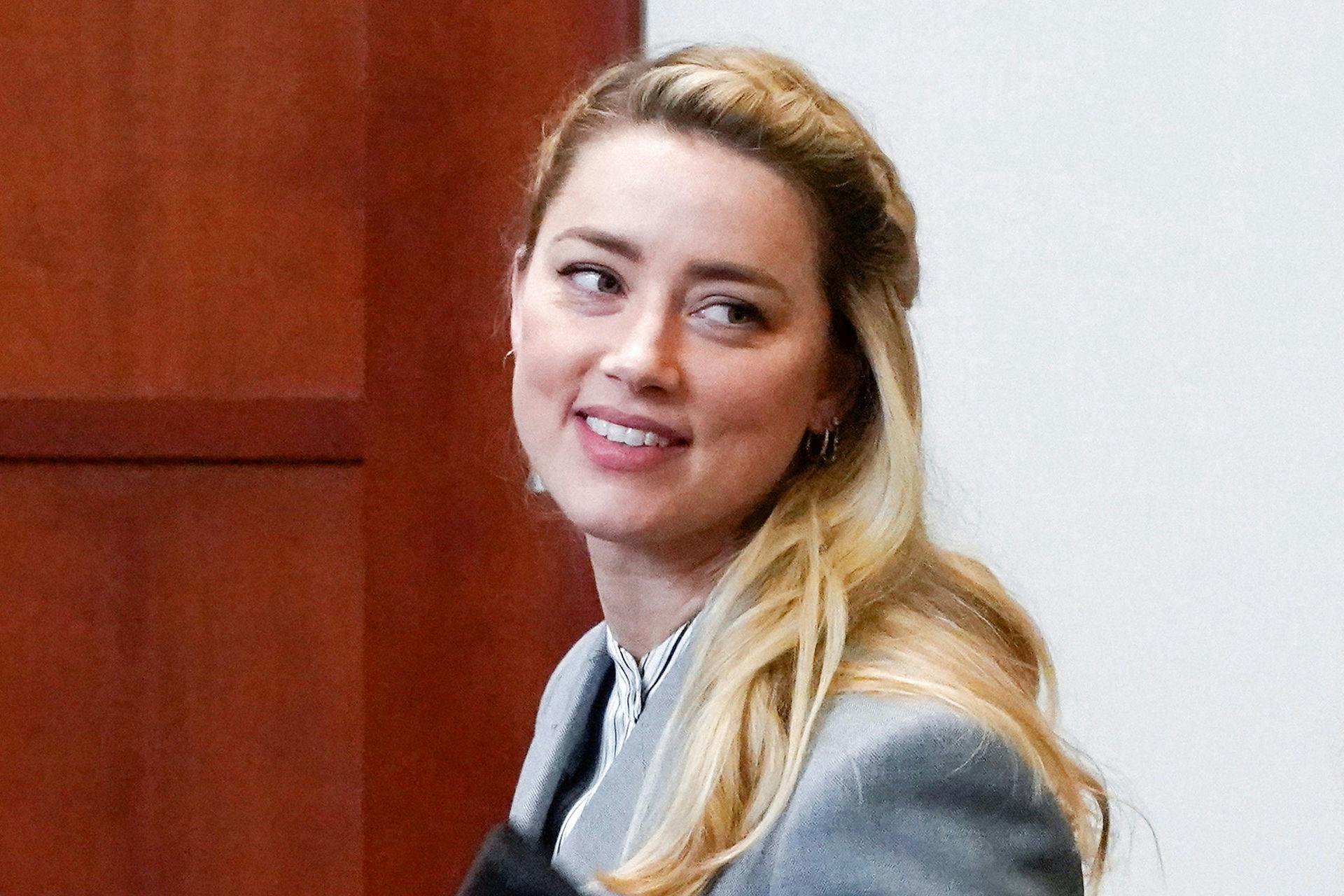 Amber Heard fotograferet under retssagen mod Johnny Depp.