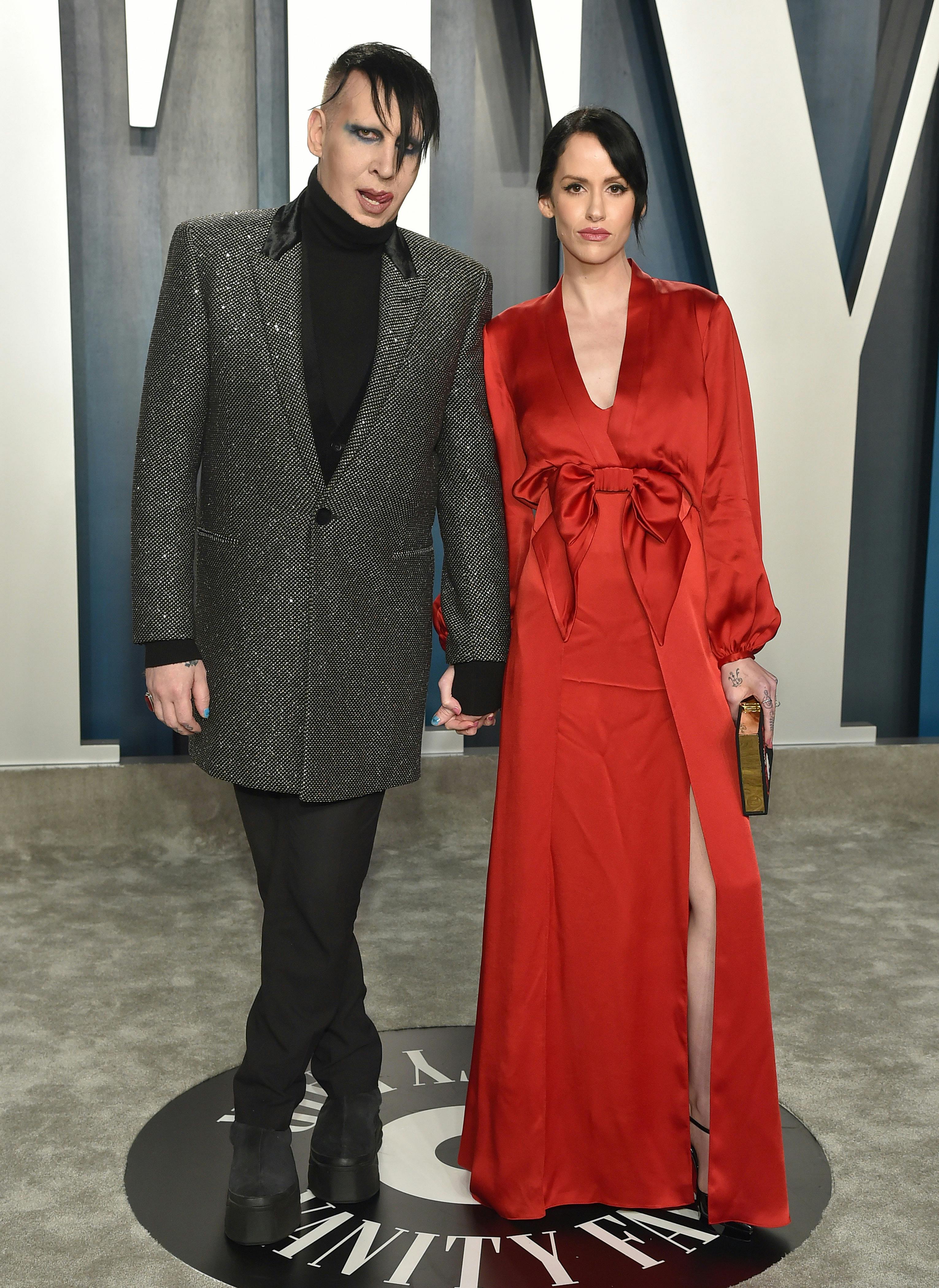 På trods af panikken tilbage i 2016, så er Manson og Lindsay Usich stadig gift med hinanden den dag i dag. Marilyn Manson, med det borgerlige navn Brian Hugh Warner, bliver beskyldt for overgreb og manipulation af adskillige kvinder, herunder sin eks