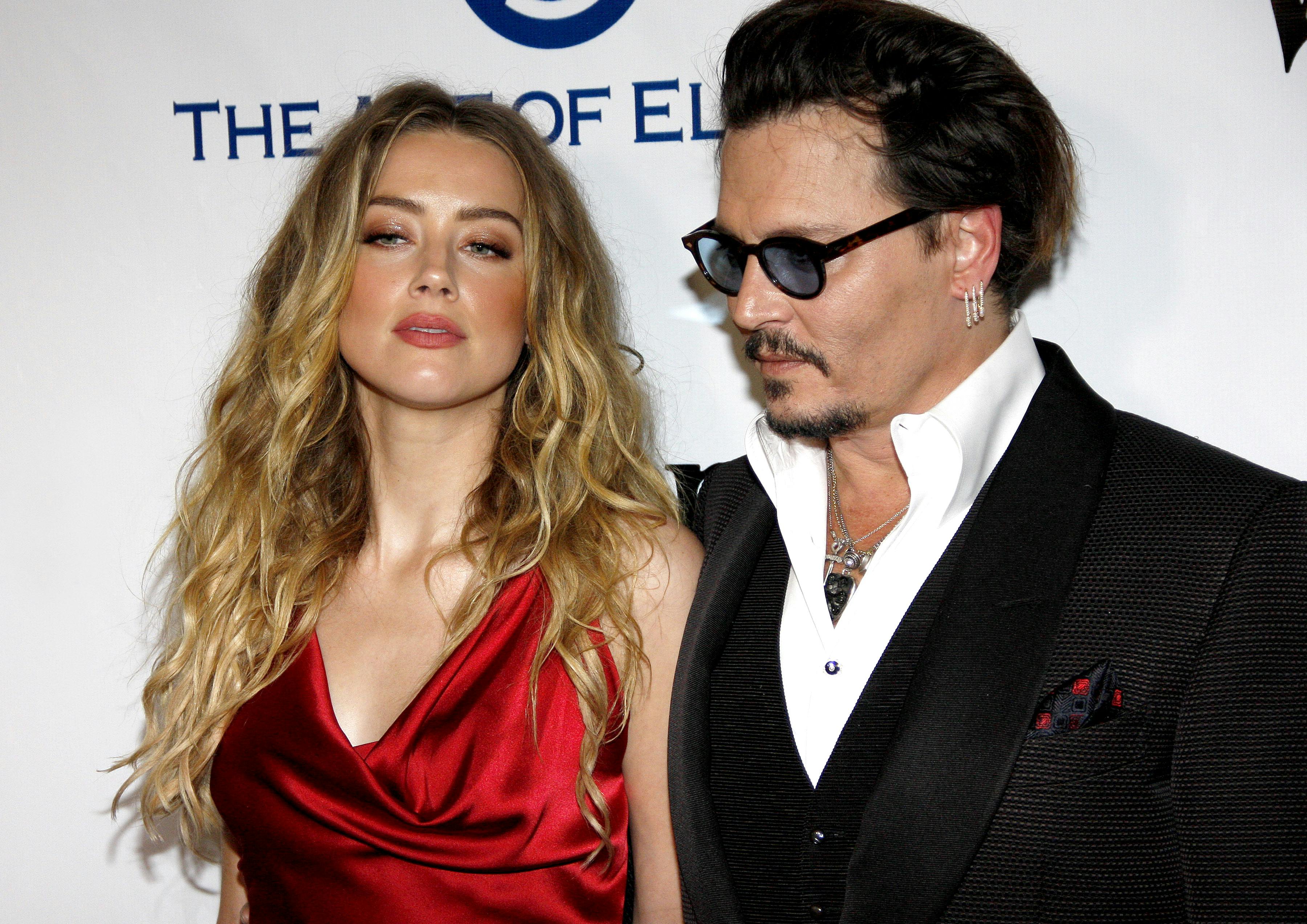Amber Heard og Johnny Depp tog lidt af en tur for åbent tæppe, da de over seks uger sloges i retten i Virginia. Heard blev dømt for injurier og skal betale intet mindre end 15 millioner dollars i erstatning til Johnny Depp. 