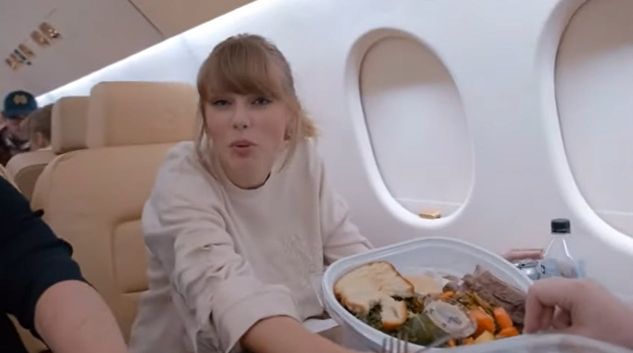 Taylor på en af sine (mange) flyveture med den private maskine 