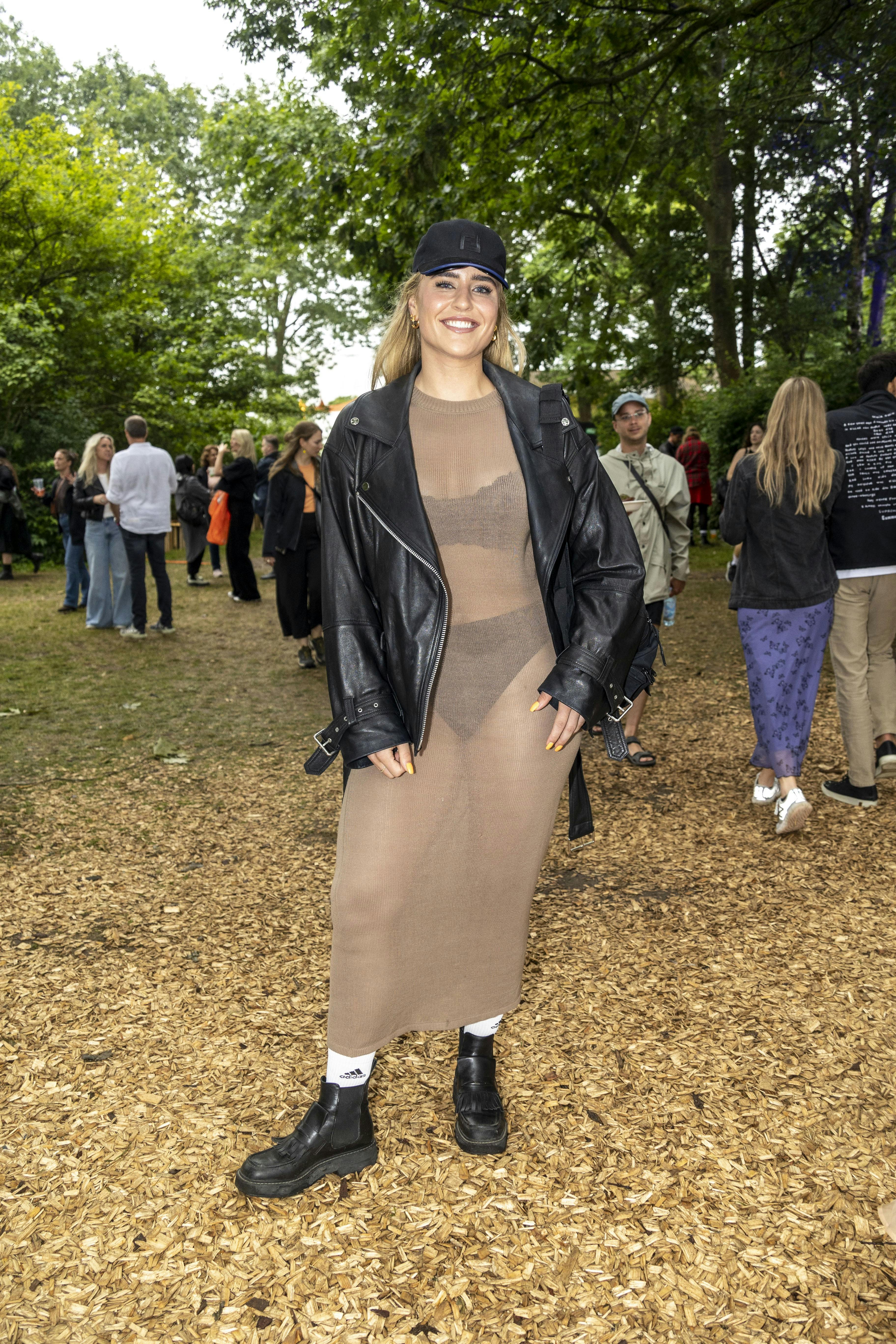 Det ser ud til, at gennemsigtighed er meget på mode i 2022 – her i nok et frækt festivaloutfit fra årets Roskilde. 
