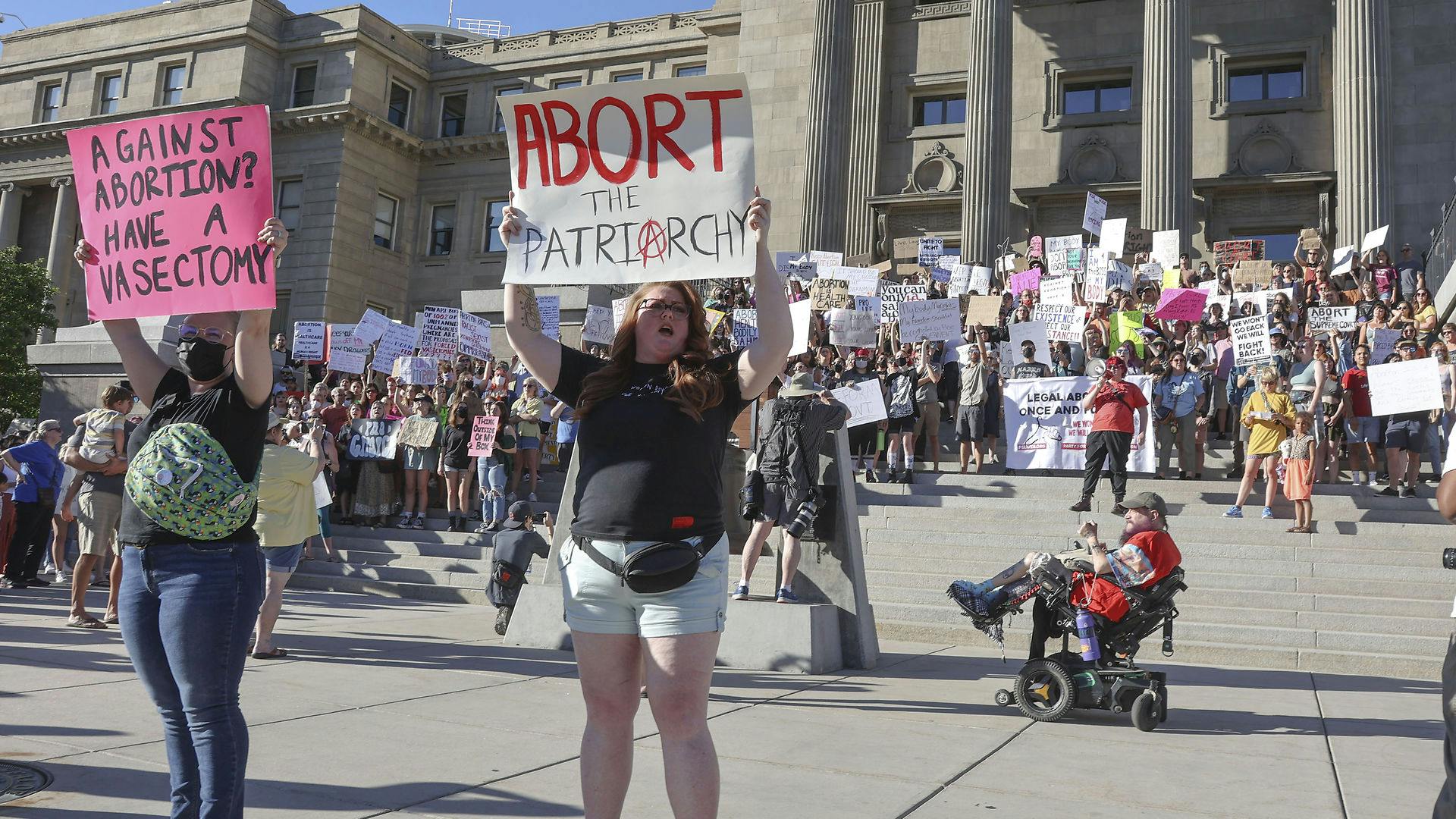 Demonstranter foran kongresbygningen i Idaho.