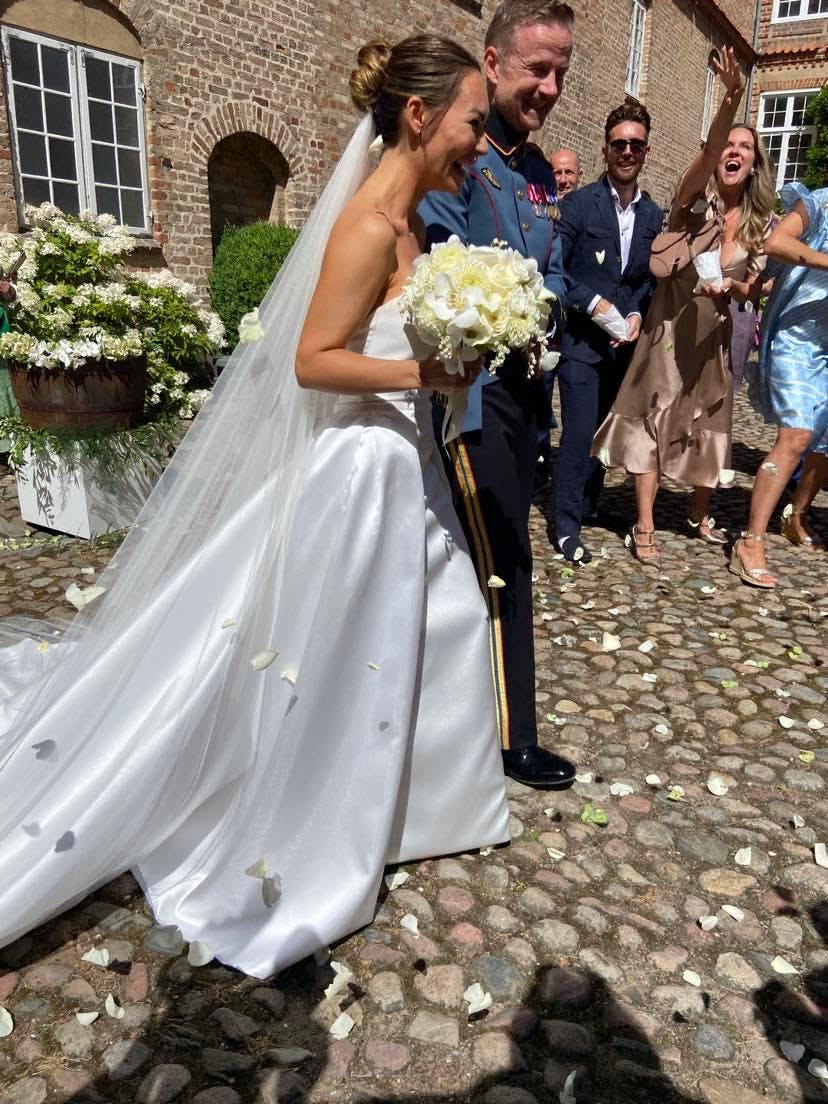 Ingen ris her! Hortensia- og rosenblade kastes efter det nygifte par.&nbsp;
