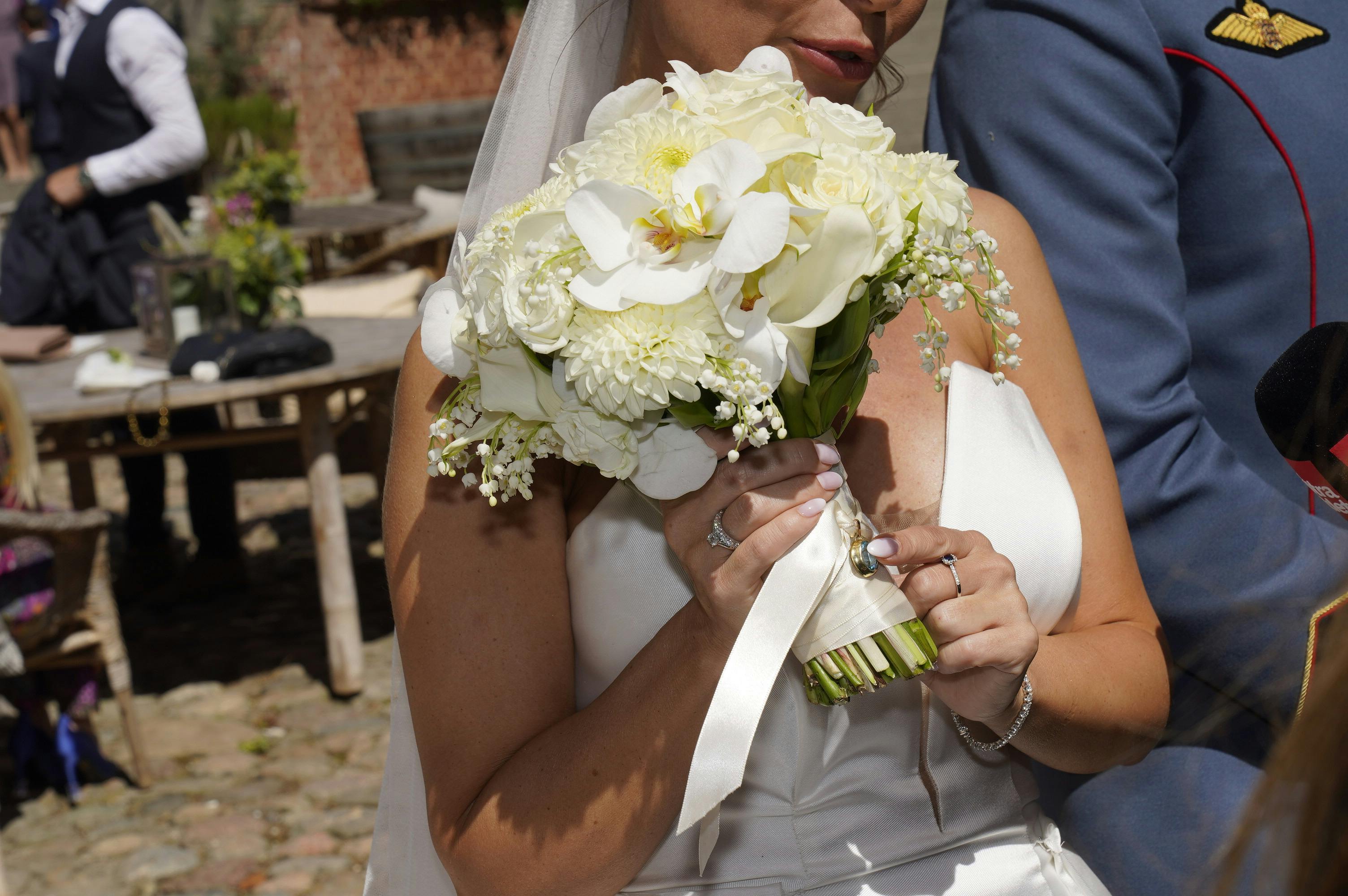 På Mascha Vangs brudebuket hang et blåt smykke, som hun havde fået af sin mormor, forinden hun gik bort. 