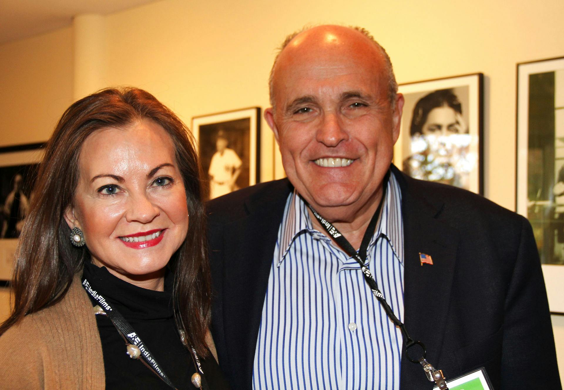 Her ses Judith Nathan og Rudy Giuliani, mens kærligheden stadig var i live. Nu sender hun store regninger til ham, som bliver betalt med dækningsløse checks.