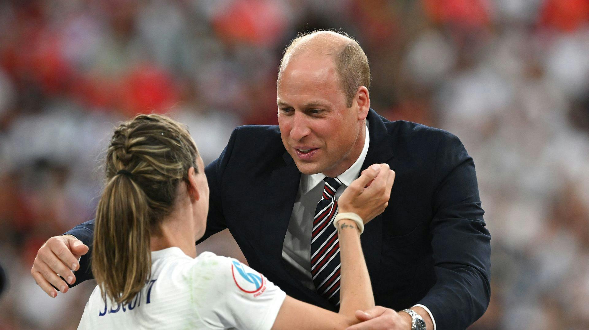 Her giver prins William et stort kram til Jill Scott.