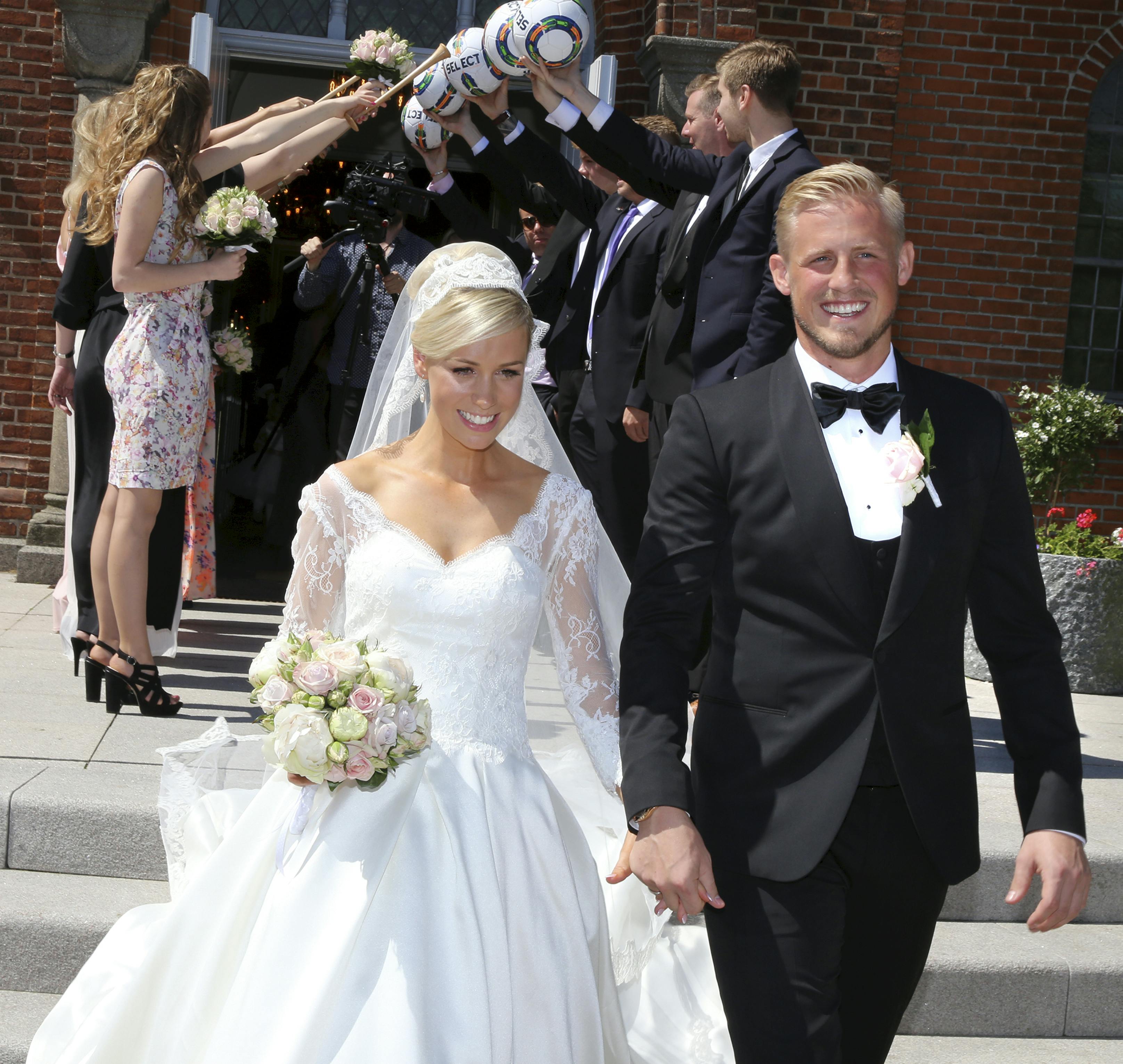 Kasper Schmeichel og hans kone Stine skal flytte fra England til Frankrig efter målmandens klubskifte. Sammen har de børnene Max og Isabella. 