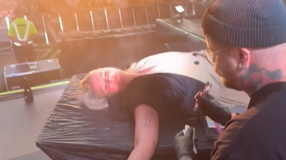 Celina tog søndag plads midt på scenen, og fik et Suspekt-citat foreviget på armen. 