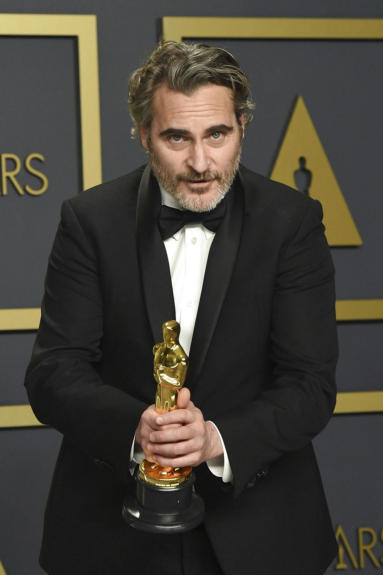 Joaquin Phoenix med sin Oscar for bedste mandlige hovedrolle, da han modtog prisen i februar 2020.