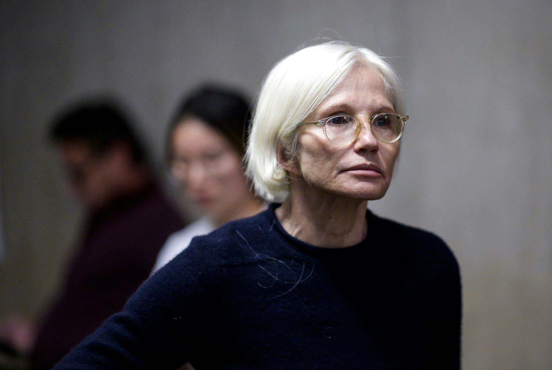 Ellen Barkin i retten.