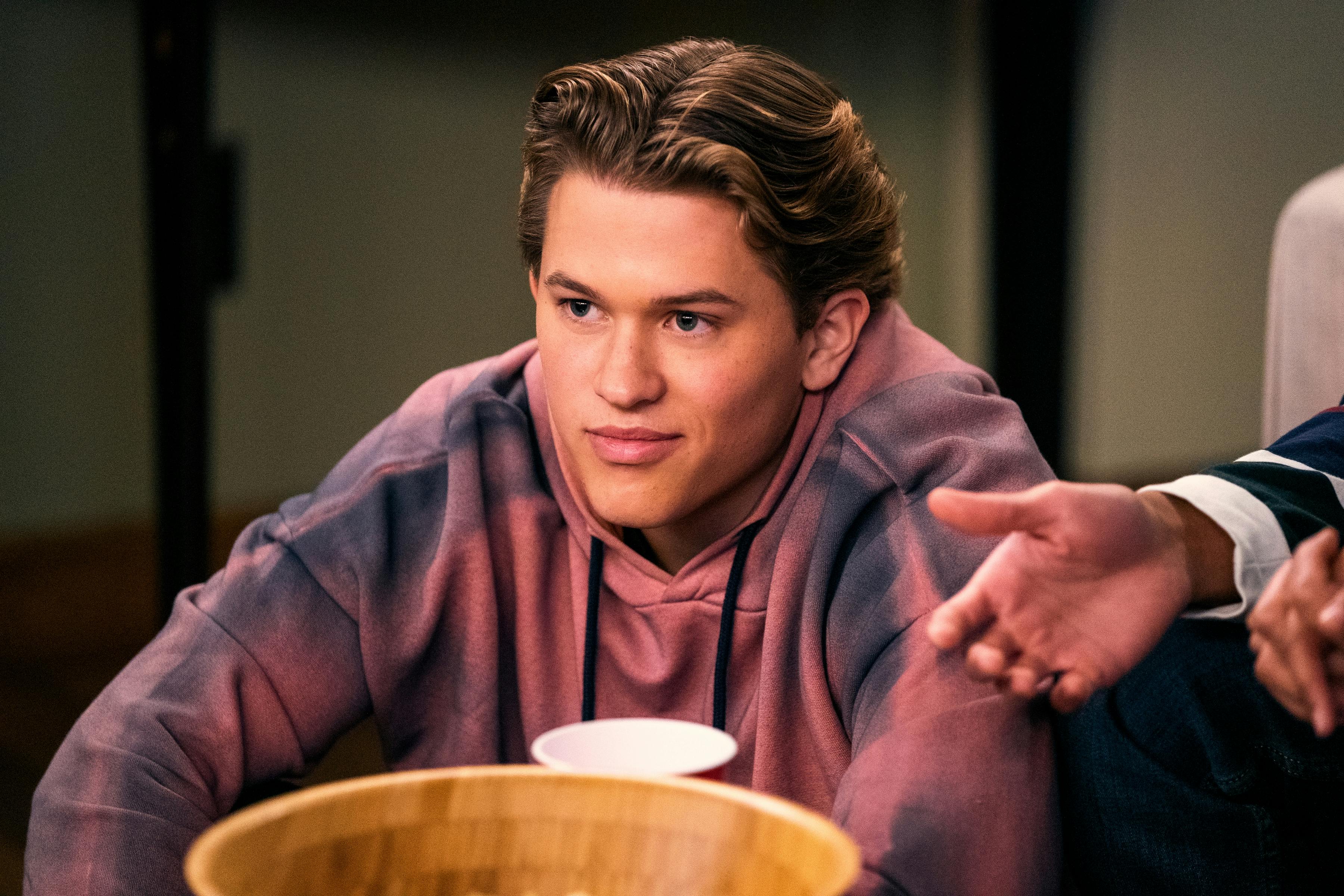 Deacon Phillippe som Parker i Netflix-serien "Never Have I Ever".
