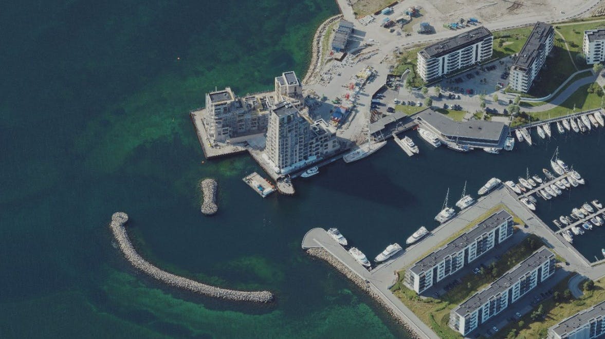 Det er helt ude ved vandkanten i et af de høje boligtårne her i Hellerup, at Karsten Ree har købt sig til byens bedste udsigt. Og fået flere både kendte og rige naboer.