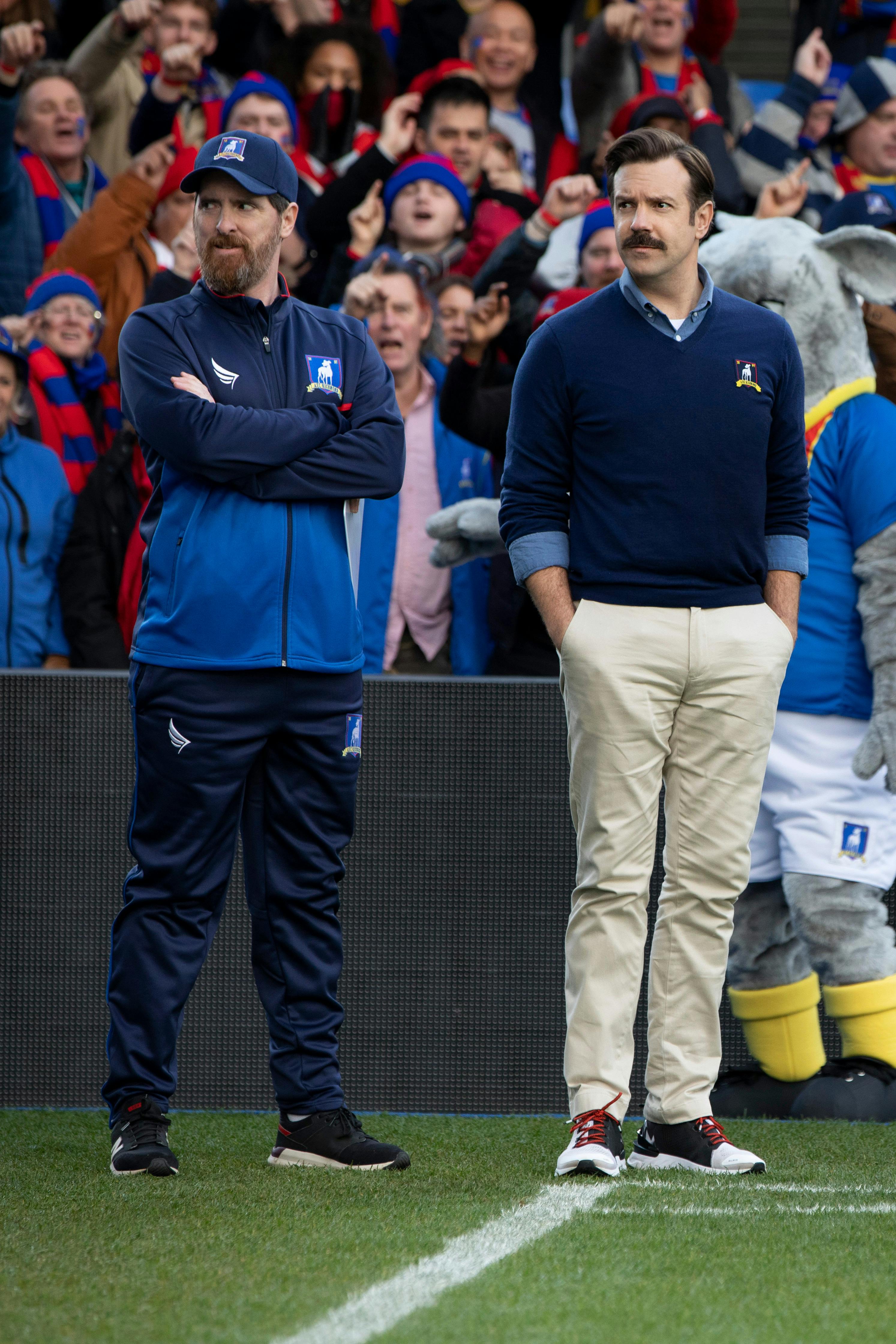 Brendan Hunt som hjælpetræner Beard og Jason Sudekis som Ted Lasso.
