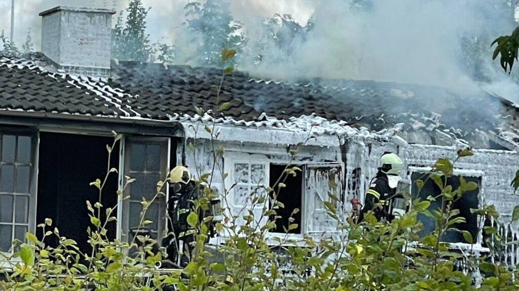 Kvindens lig blev fundet på en anden adresse. Det er dog uvist, om drabet er sket her i sommerhuset, som nedbrændte.