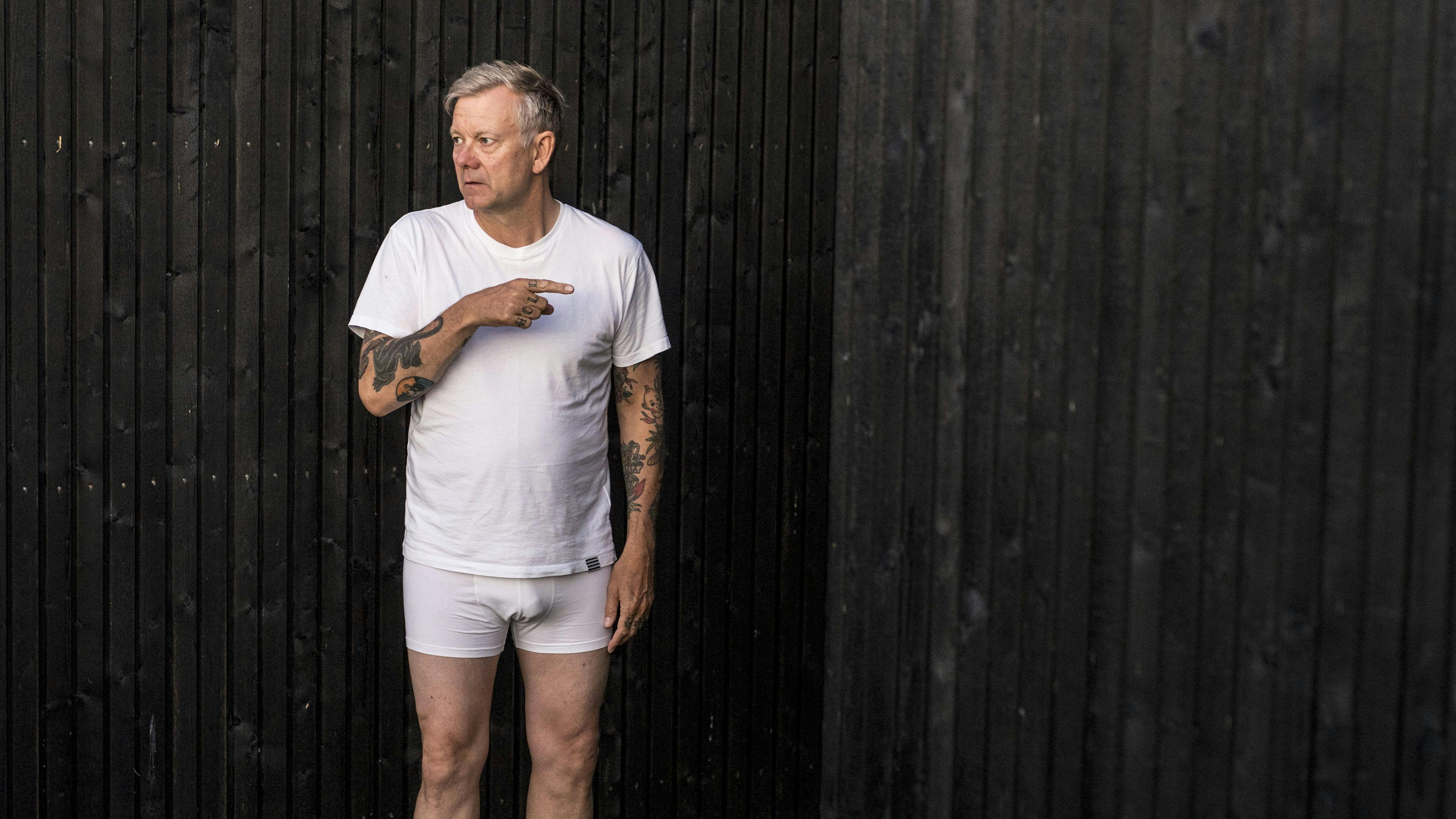 Caspers svar på de fleste af livets problemer er at "hive pikken frem". 