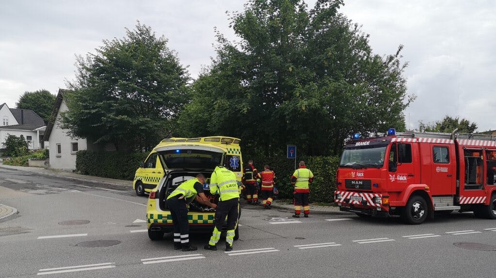 Brandvæsnet måtte skære pælen over, før manden kunne blive fragtet til Skejby Hospital ved Aarhus.