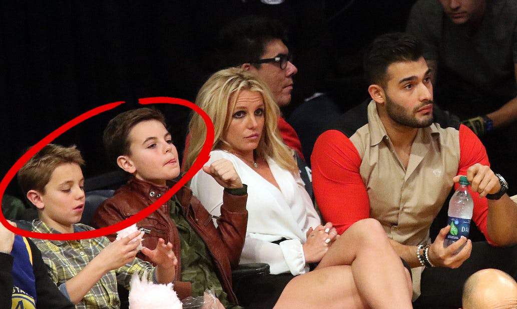 Britney Spears ses her sammen med sønnerne Sean Federline og Jayden James Federline. Til højre ses daværende kæreste, nu mand, Sam Asghari. Billedet er taget i 2017, hvor sønnerne stadig havde et samvær med deres omstridte mor.