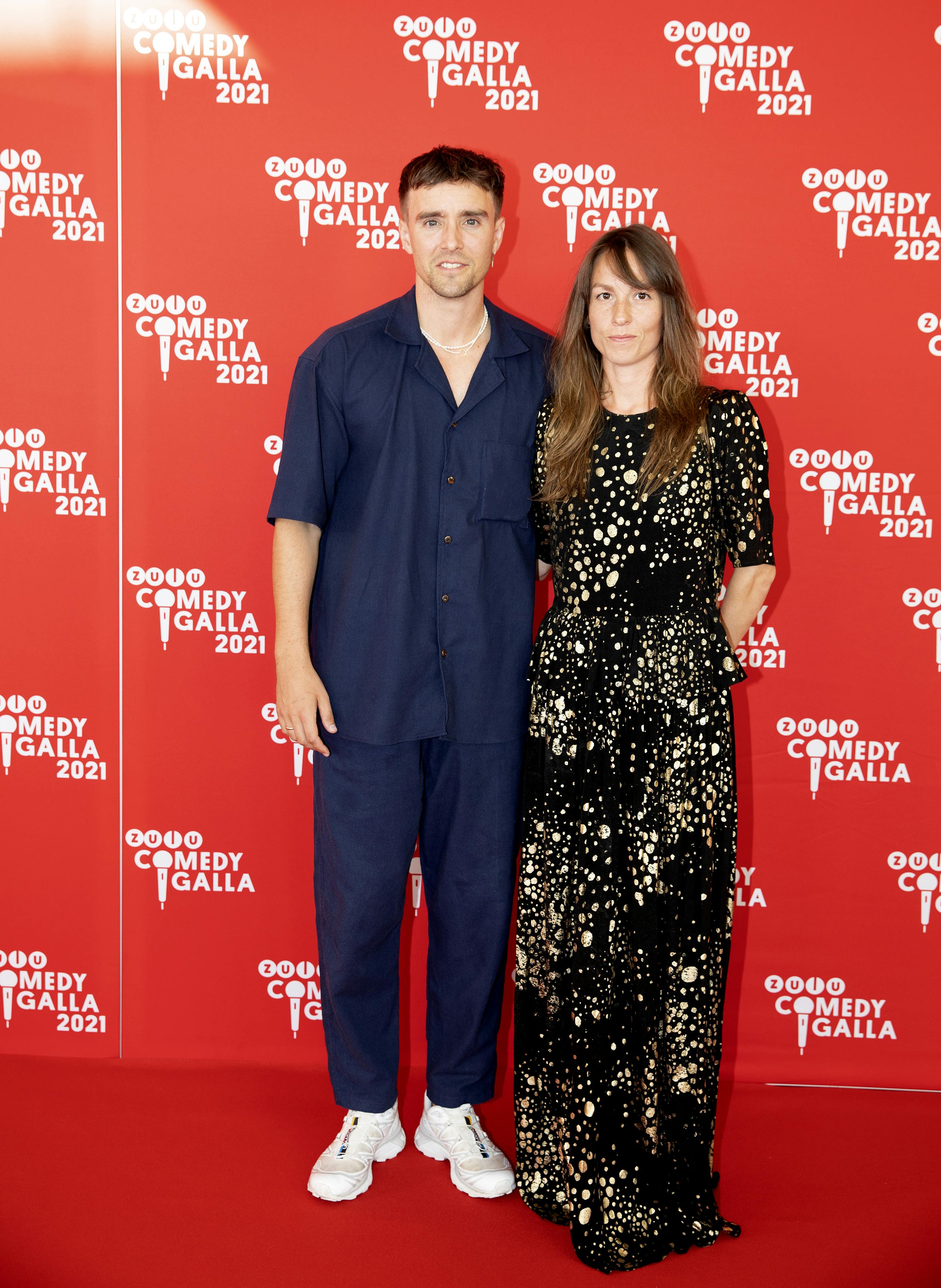 Martin Johannes Larsen havde fru Sara-Lisa med på den røde løber, da Zulu comedy galla 2021 løb af stablen. Nu skal hun undvære ham fredag efter fredag.