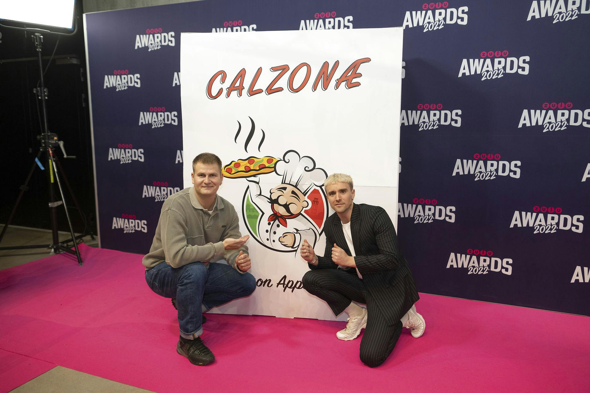 Martin Johannes Larsen udgør sammen med Mads Bo Iversen duoen Lidt til lægterne, som står bag "Hey ho for Hjulmandia" og "Simon Kjær kan godt lide calzonææ". 