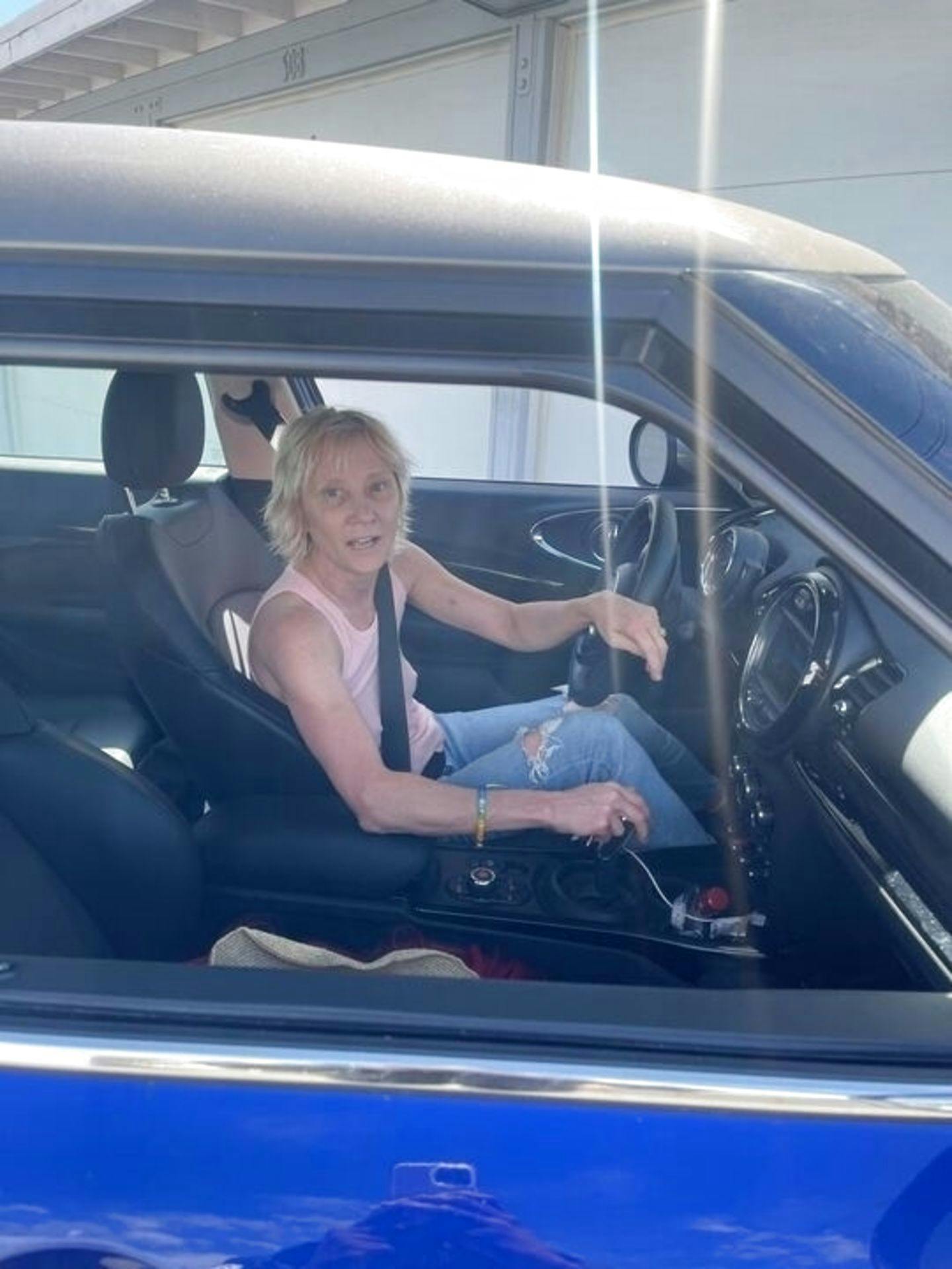 Anne Heche i sin bil sekunder før ulykken. I bunden mener nogle, at man kan ane en flaske med alkohol.