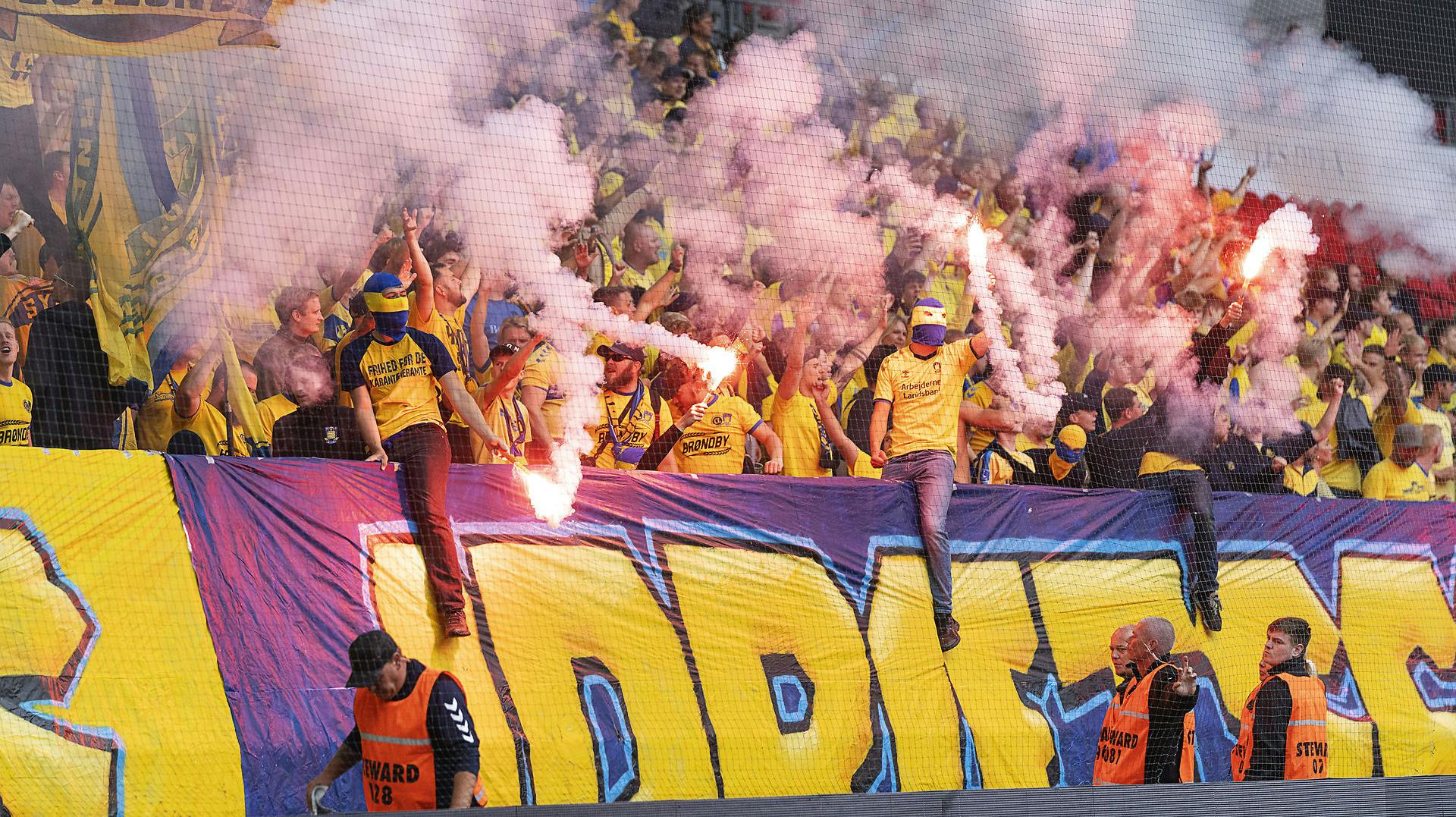 Brøndbyfans under søndagens derby i Parken. De kan fremover blive tvunget til at blive hjemme, hvis Rigspolitiet vurderer, at man kan nægte udebanefans adgang til landets største fodboldkamp.