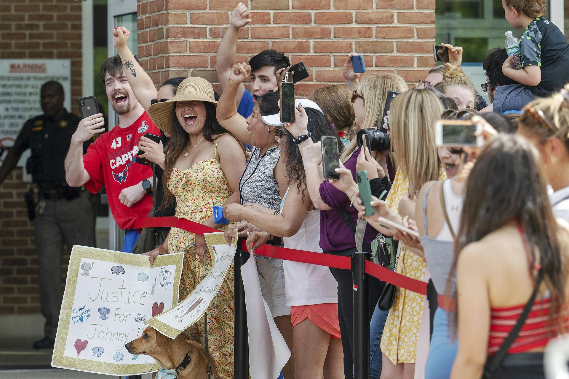 Johnny Depp-fans foran retten i Fairfax, Virginia.
