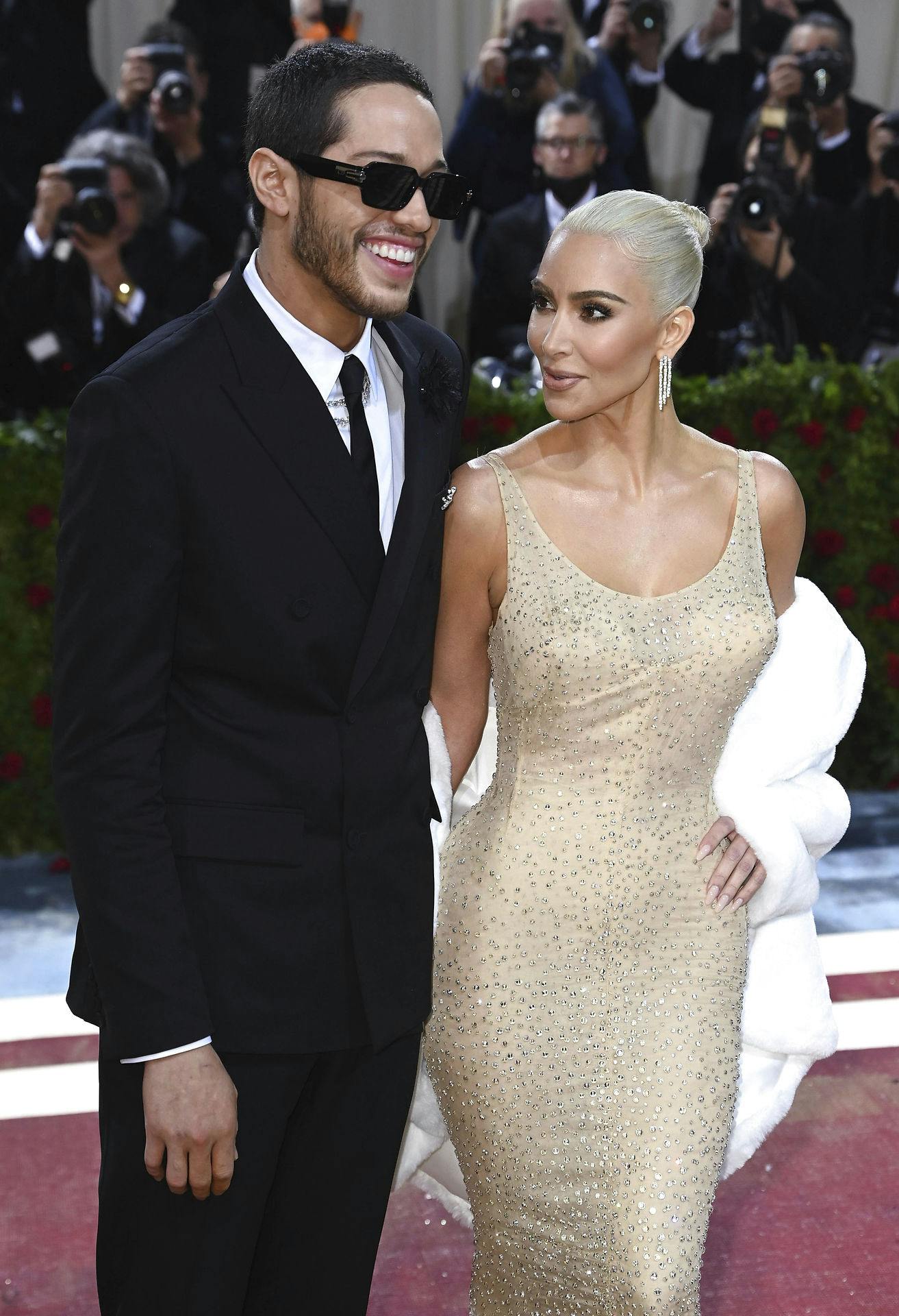 Ni måneder blev det til for Kim Kardashian og Pete Davidson, der i maj dukkede op sammen på den røde løber til Met Gala i New York.
