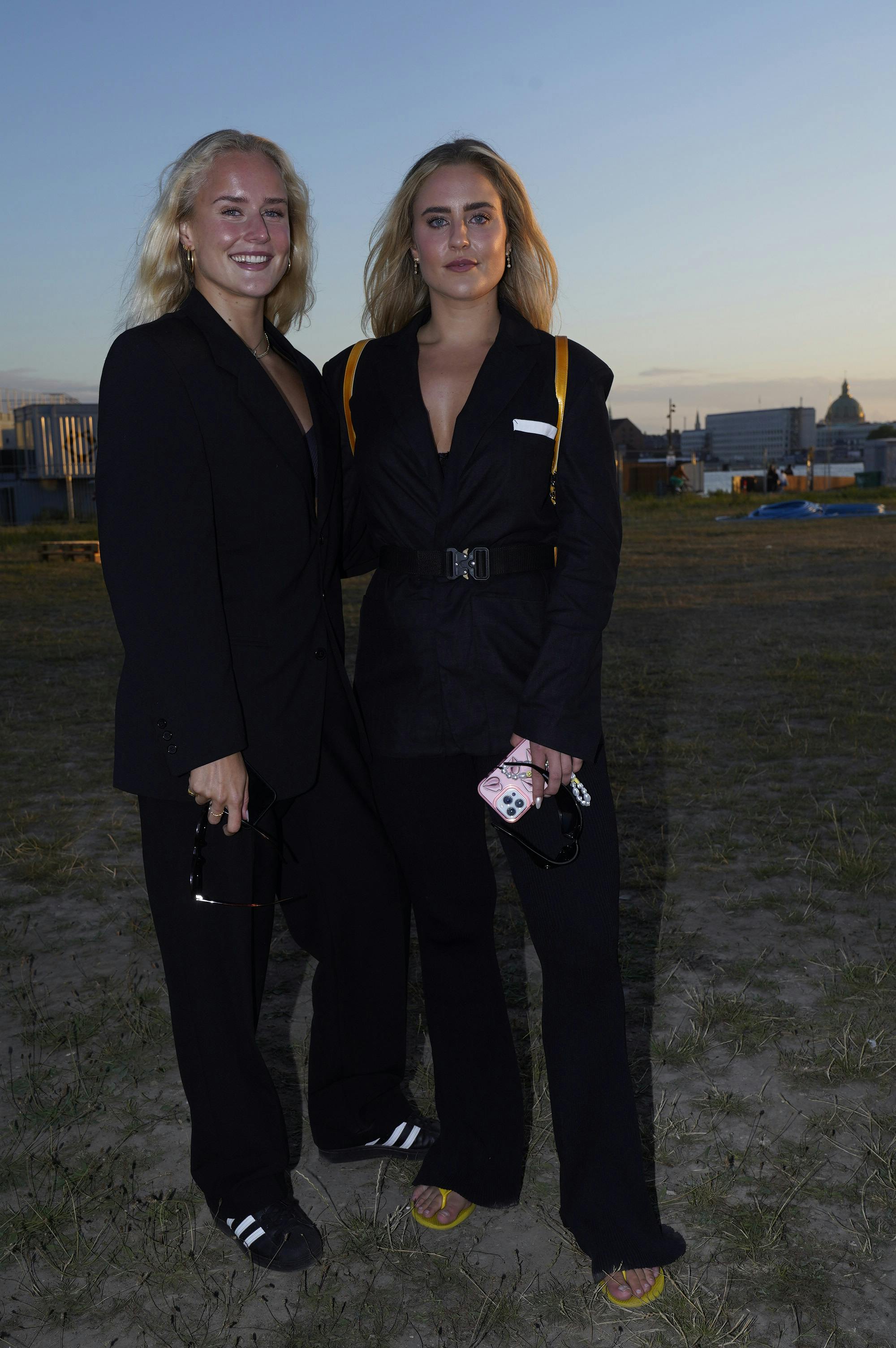 Tidligere svømmer Sarah Bro med sin søster Signe Bro.