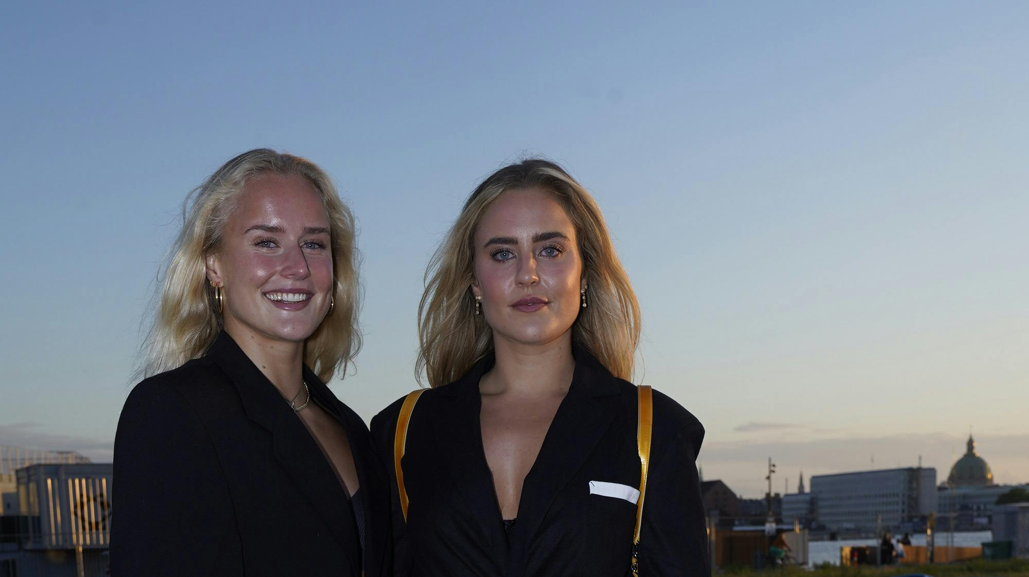 Tidligere svømmer Sarah Bro med sin søster Signe Bro.
