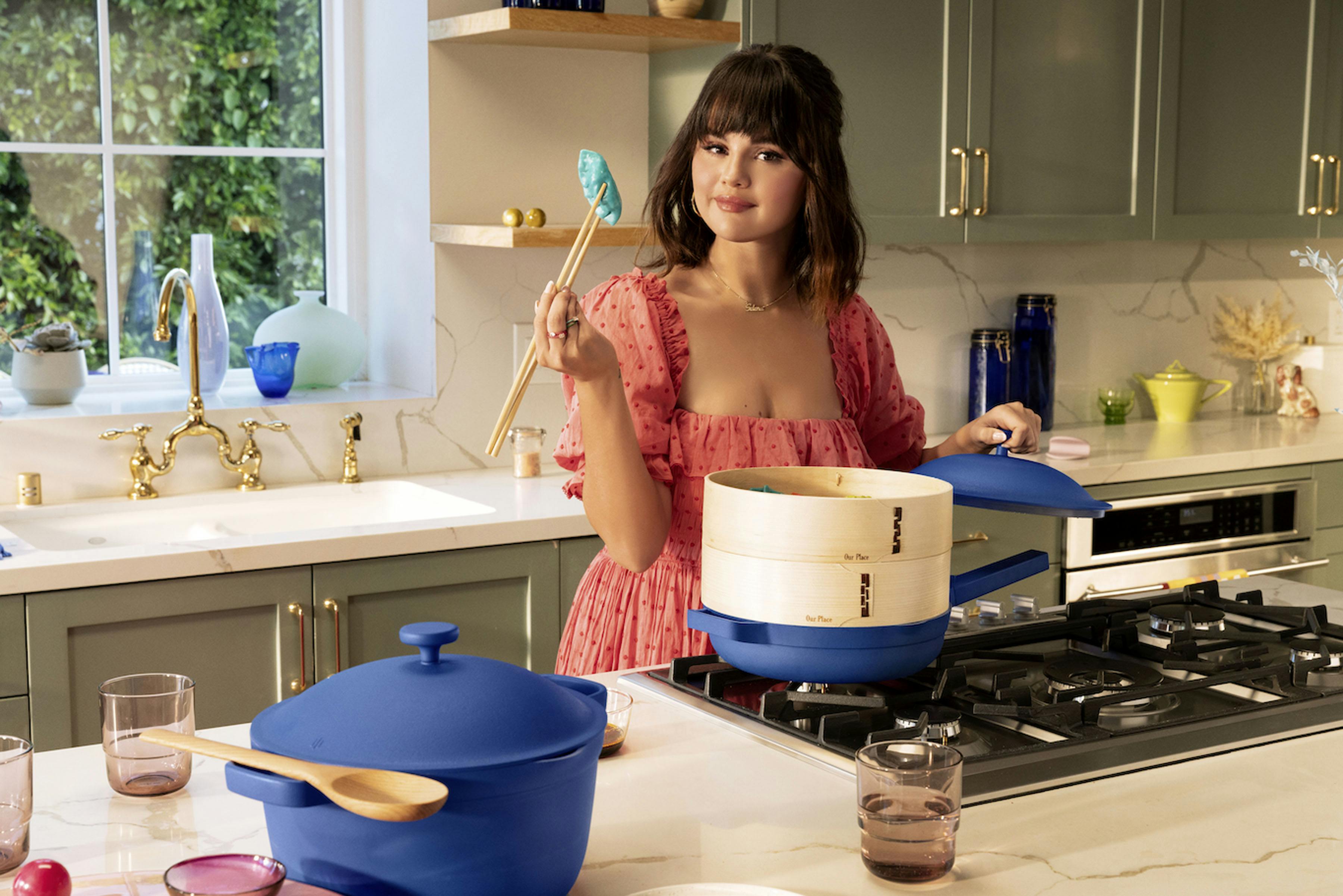 Selena Gomez er også den madglade type. Hun er både aktuel med serien "Selena + Chef", som kan streames på HBO Max, ligesom hun tidligere på året lancerede en linje af køkkenprodukter.
