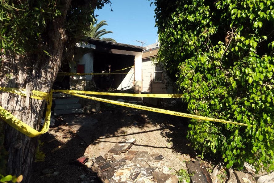 Huset fik også voldsomme skader, da bilen bragede ind i muren.
