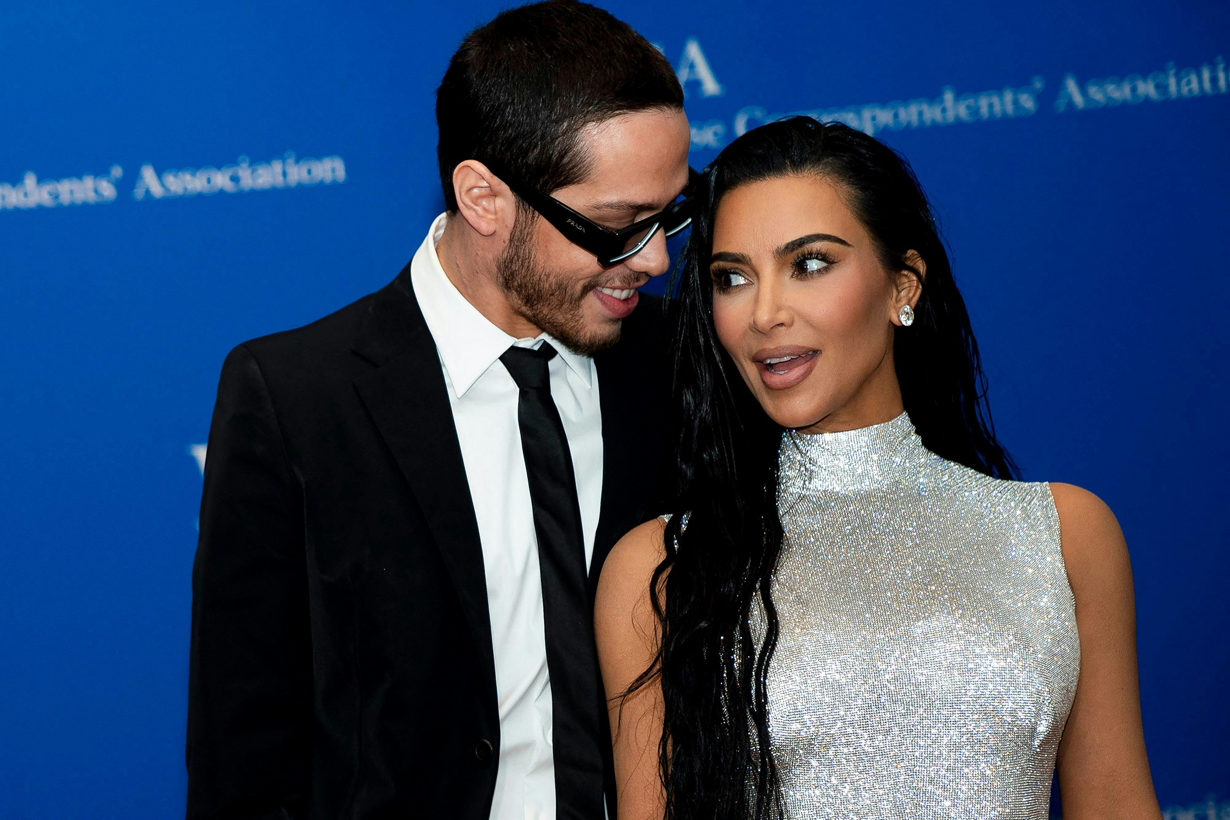 Kim Kardashian fik slæbt Pete Davidson med til en masse vilde arrangementer. Blandt andet dukkede de op sammen til den årlige kendismiddag i Det Hvide Hus i Washington, USA.
