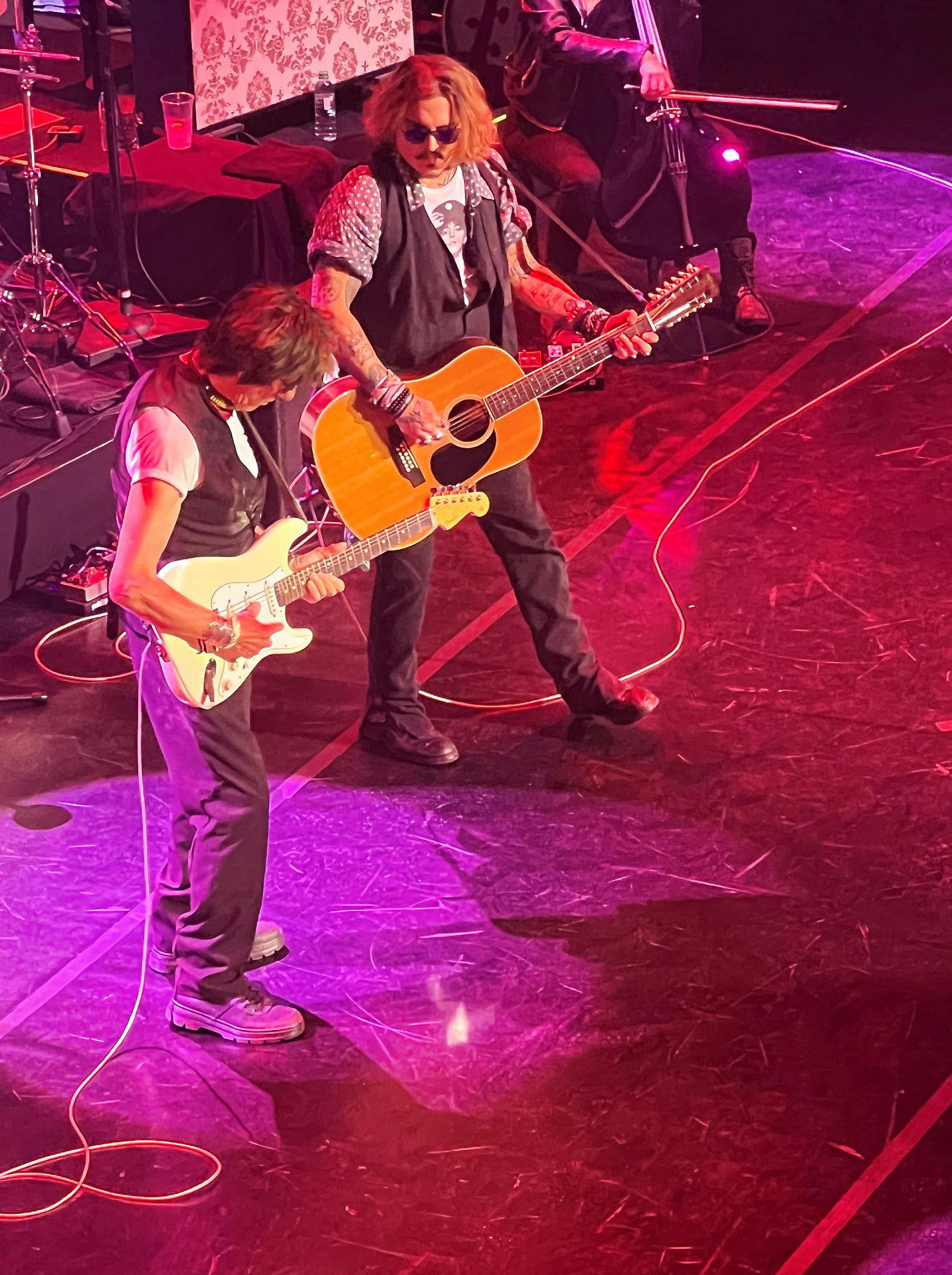 Johnny Depp har den seneste tid været på turné med Jeff Beck. Det var til koncerten i Paris, Dior-aftalen kom i stand. 