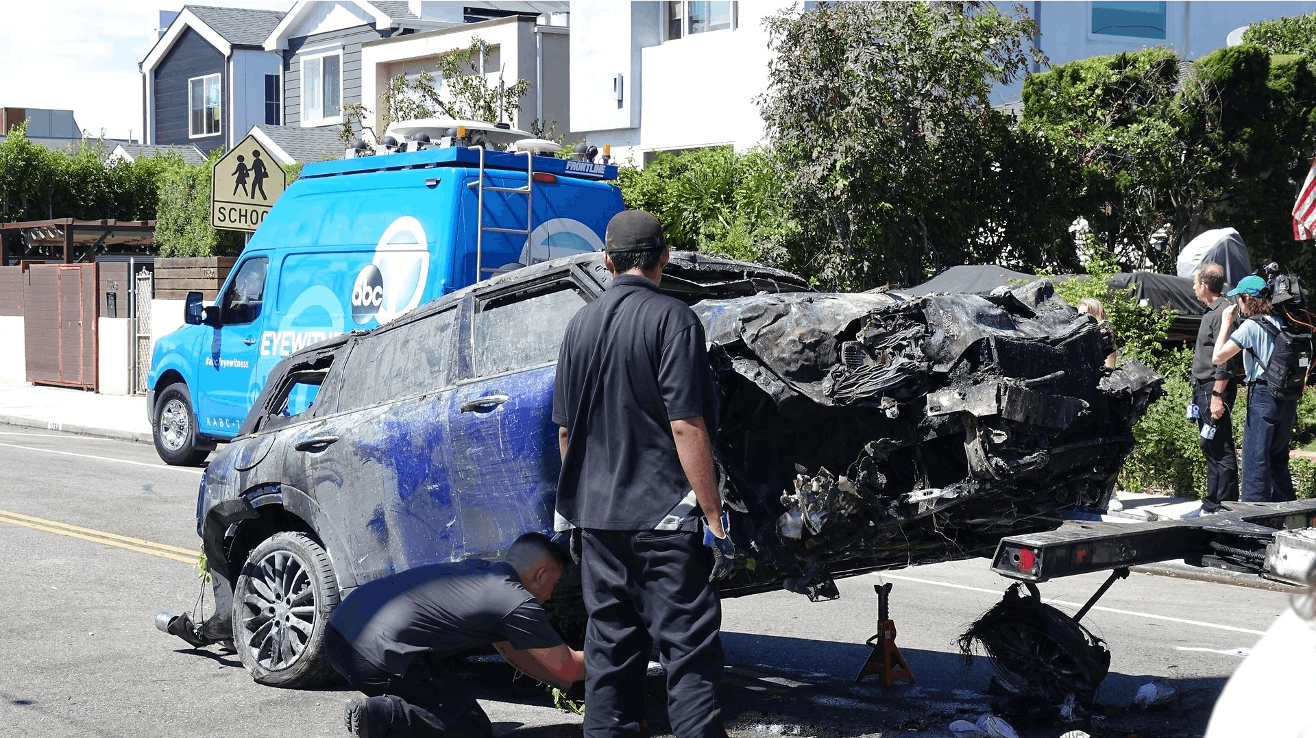 Anne Heche's bil er totalskadet, men skuespilleren selv har også fået livstruende skader.