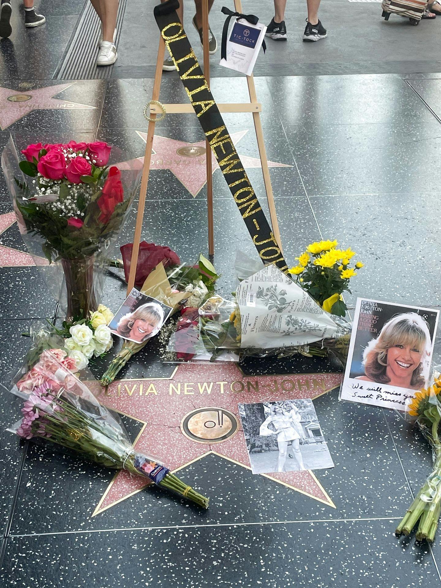 Blomster og billeder pryder Olivia Newton-Johns stjerne på Hollywoods Walk of Fame efter nyheden om hendes død.&nbsp;

