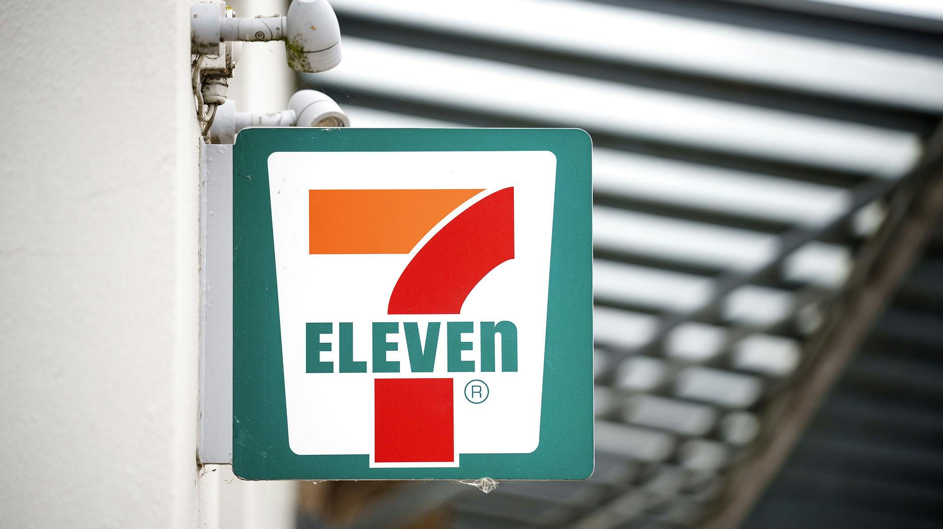 Mandag måtte 7-Eleven lukke alle sine butikker efter mistanke om et hackerangreb. 