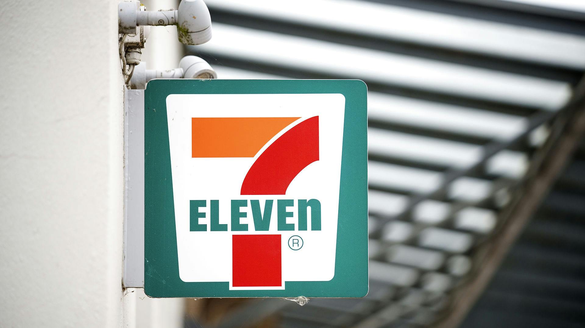 Mandag måtte 7-Eleven lukke alle sine butikker efter mistanke om et hackerangreb.&nbsp;&nbsp;