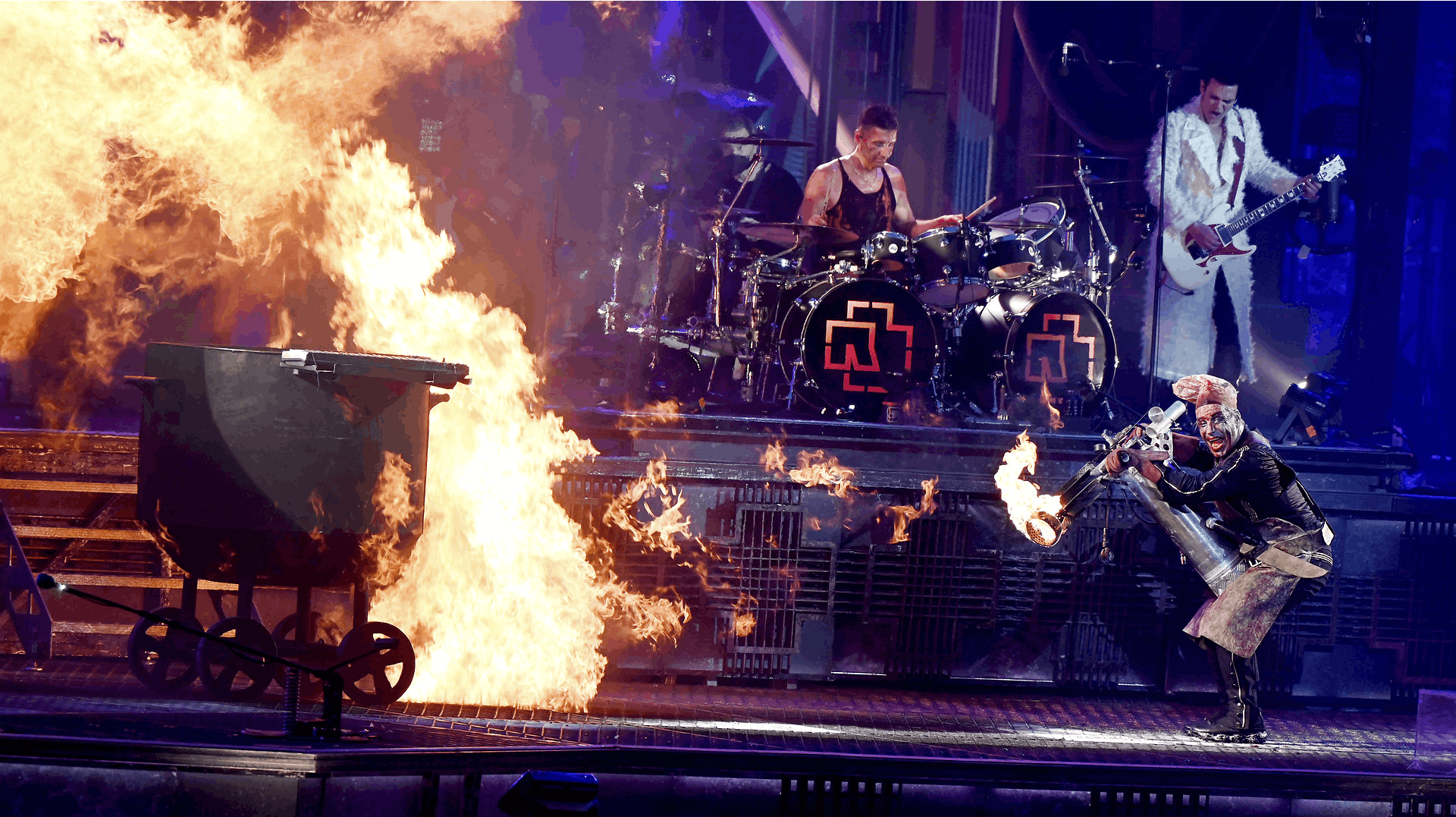 Rammstein er blandt andet kendt for sit imponerende pyro under optrædener. Her affyrer forsanger Till Lindemann en flammekaster.